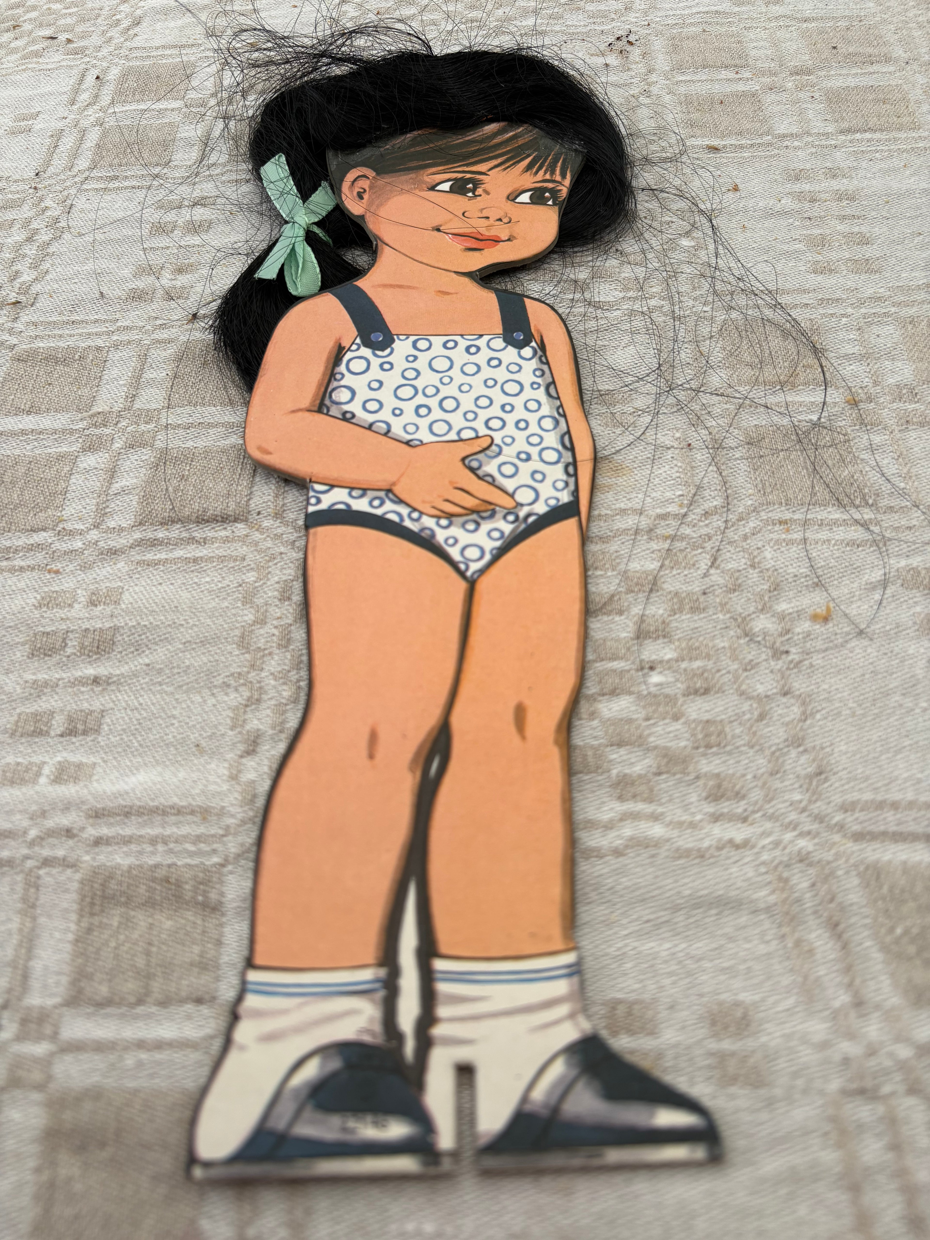 Vintage kartong docka med olika kläder i papper. Allt i nyskick och är oanvänt.