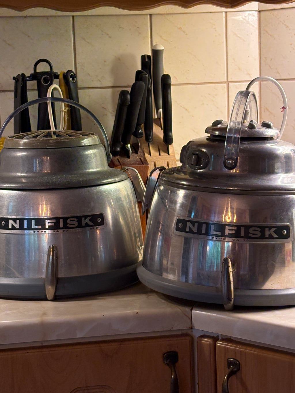 Två st vintage taklampor i industriel stil från Danska NILFISK.