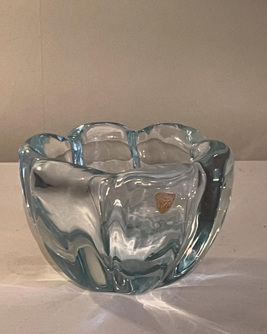 Vacker vintage glasskål från Johansfors glasbruk, designad utav Bengt Orup i nyskick.