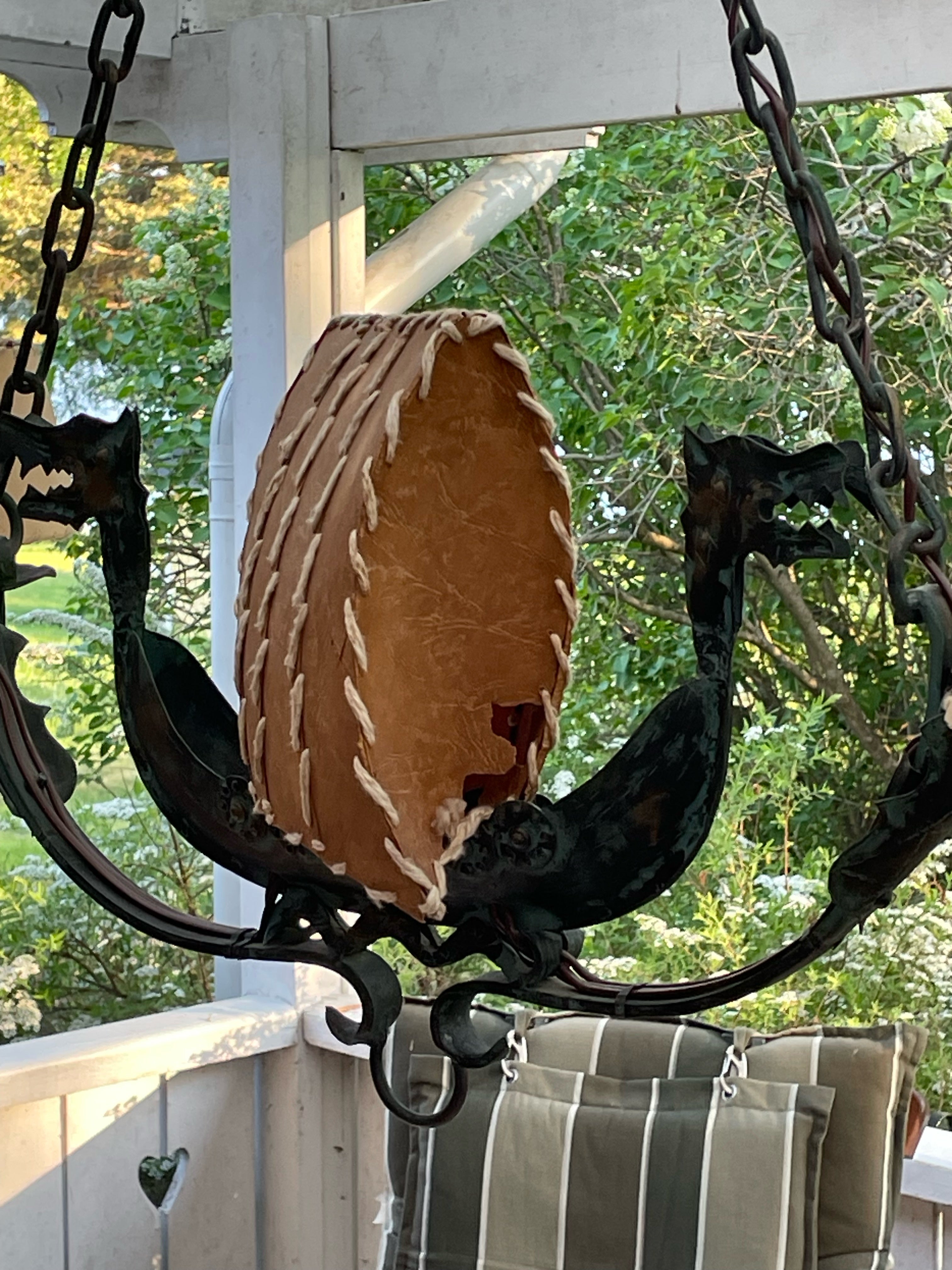 Stor antik taklampa tidigt 1900 tal, i form utav ett drakskepp. En lampa med 4 st ljuspunkter och en diameter på 80 cm.