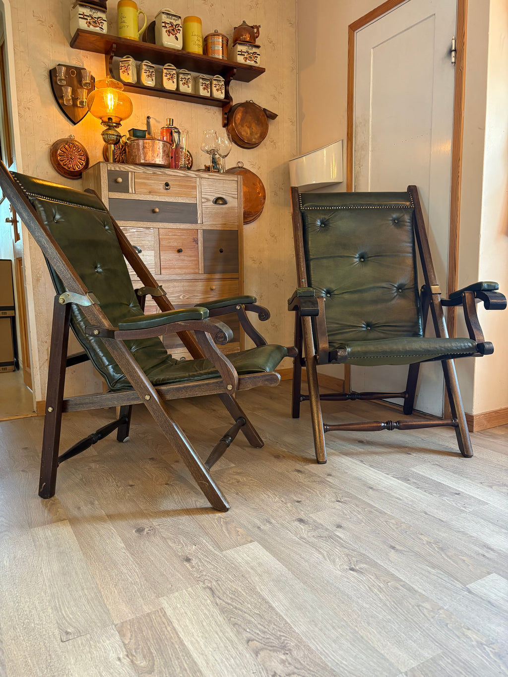 Två st vackra vintage campaign stolar i ” Safari” stil 1960/70 tal.