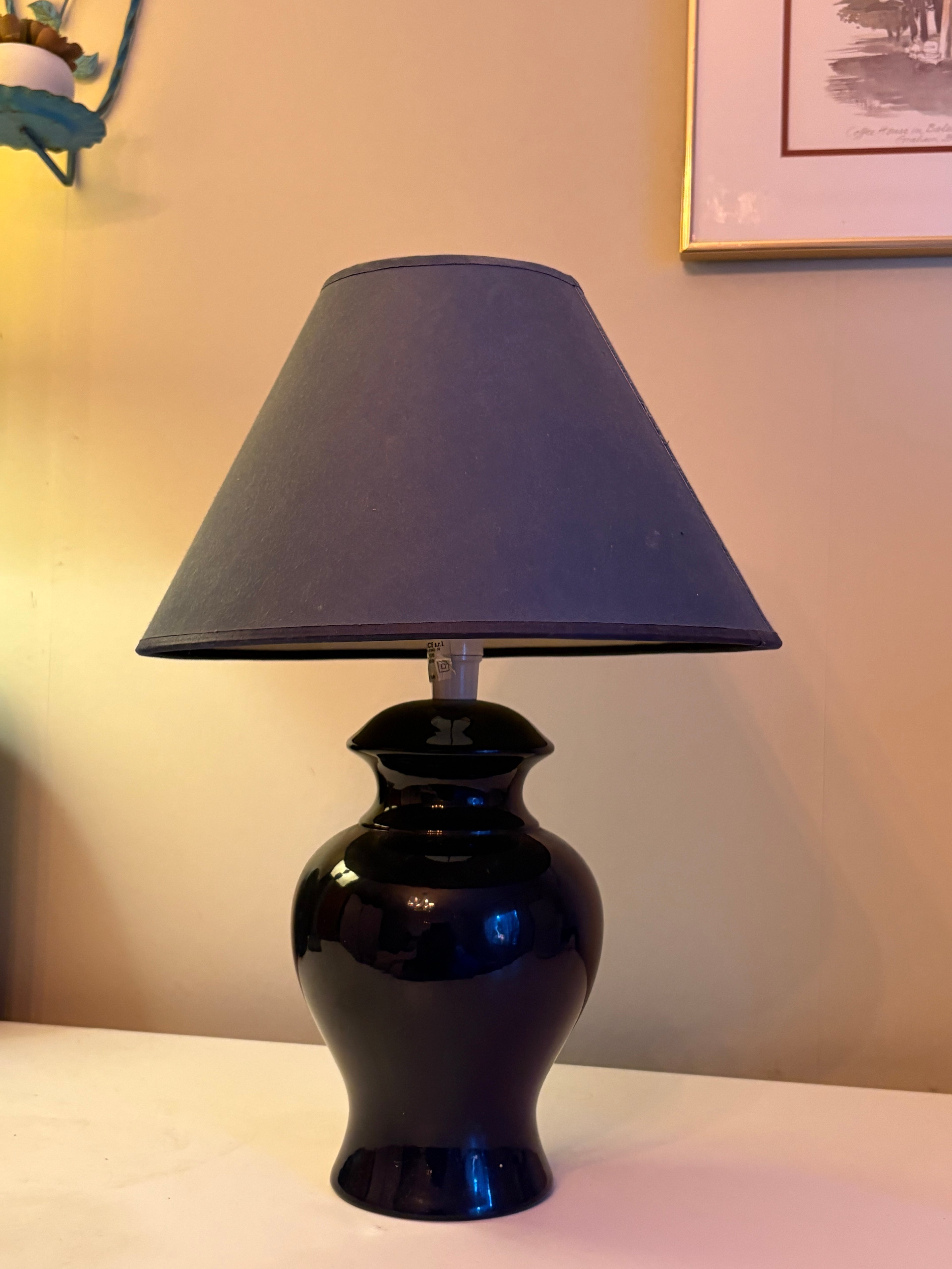 Vacker retro bordslampa i porslin med blå skärm.