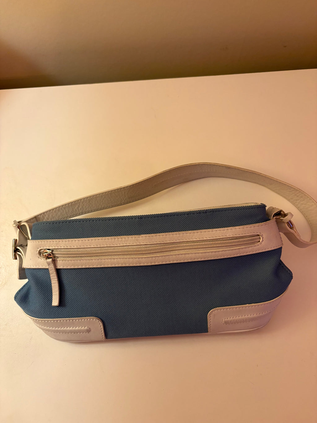 Vacker klassisk vintage handväska ( kuvärtväska) från ” Lacoste” 1970 tal i de helt rätta färgerna.