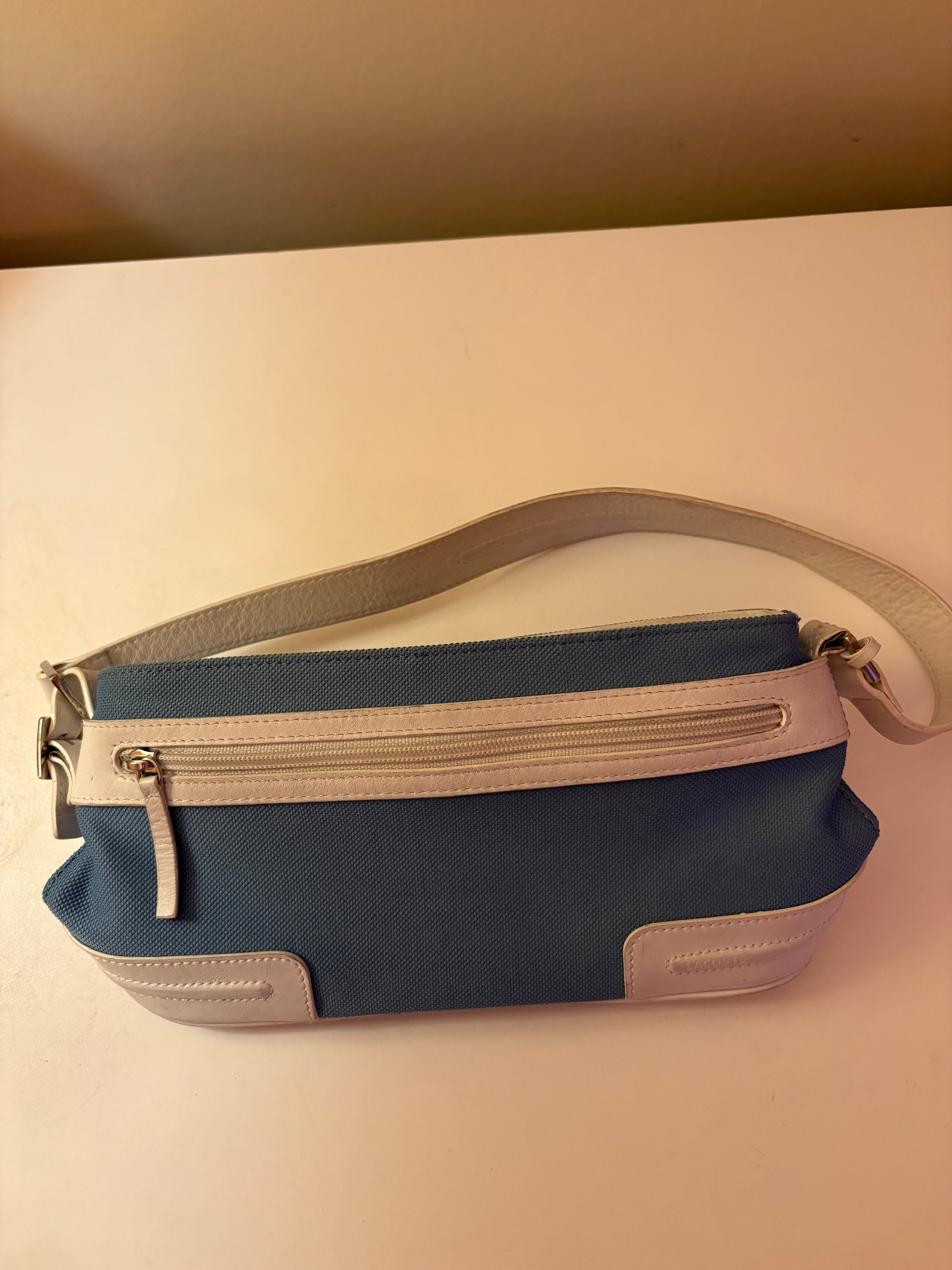 Vacker klassisk vintage handväska ( kuvärtväska) från ” Lacoste” 1970 tal i de helt rätta färgerna.