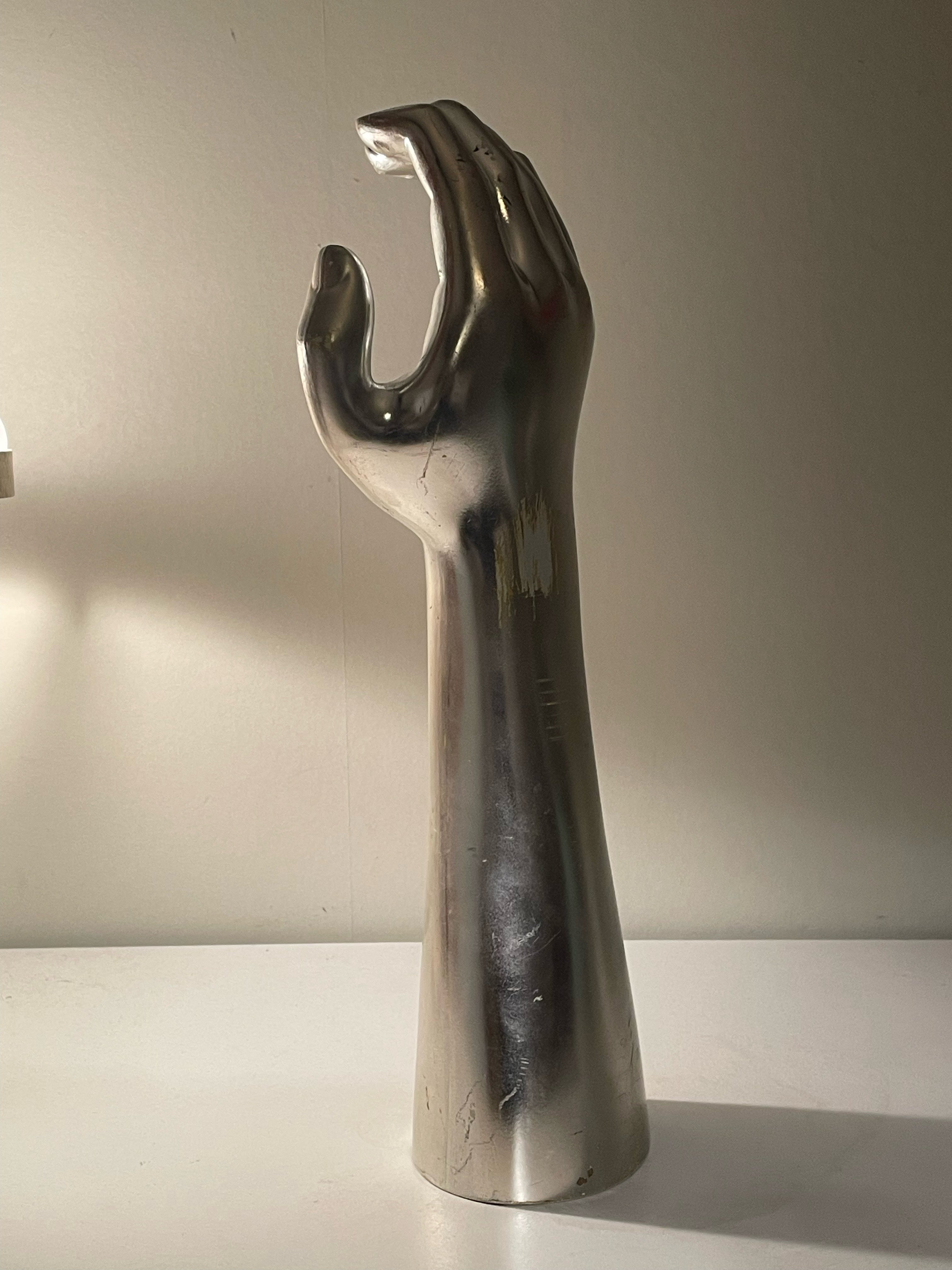 Hand statyett i metall, ca 40 cm hög.