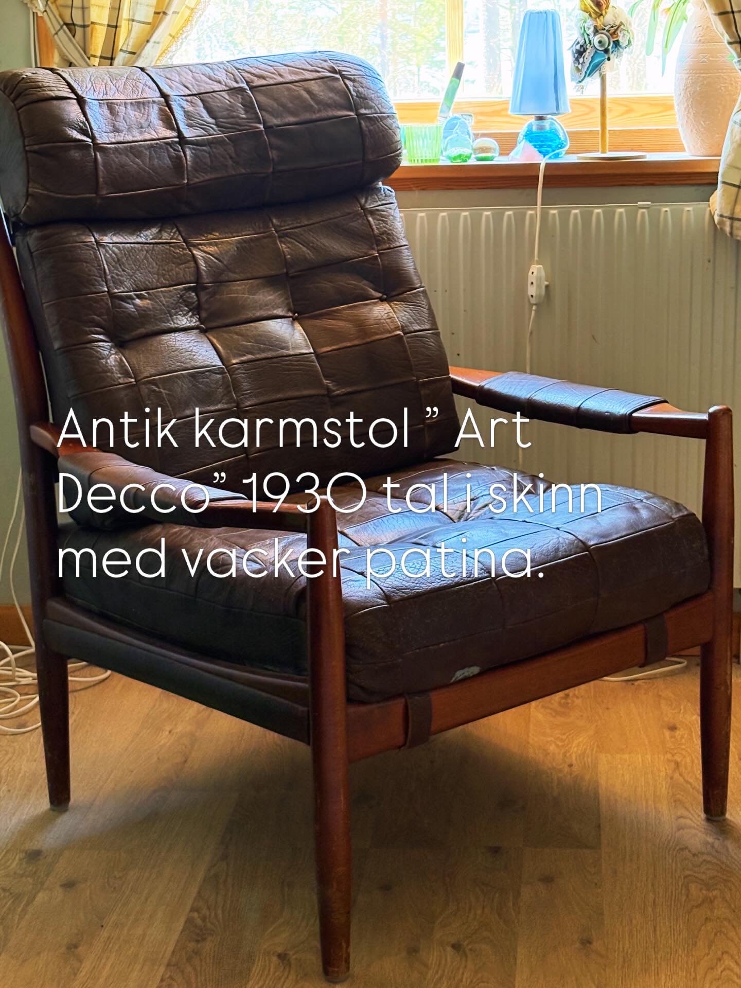Vacker antik karmstol 1930 tal i Art Deco i skinn med underbar patina i mycket fint skick.