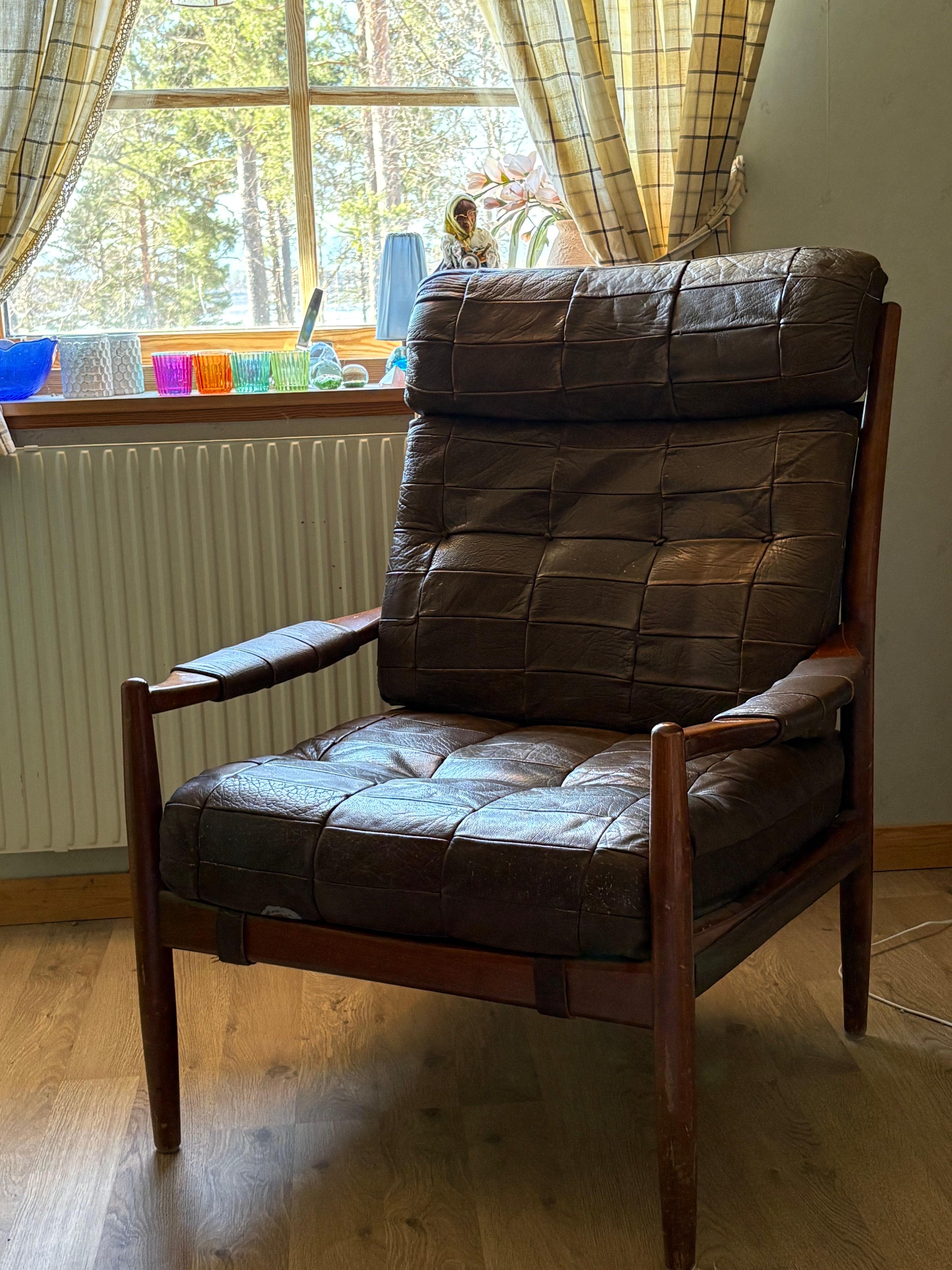 Vacker antik karmstol 1930 tal i Art Deco i skinn med underbar patina i mycket fint skick.