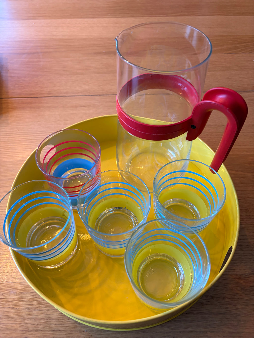 Jättecharmig somrig bricka med tillbringare och fem glas.