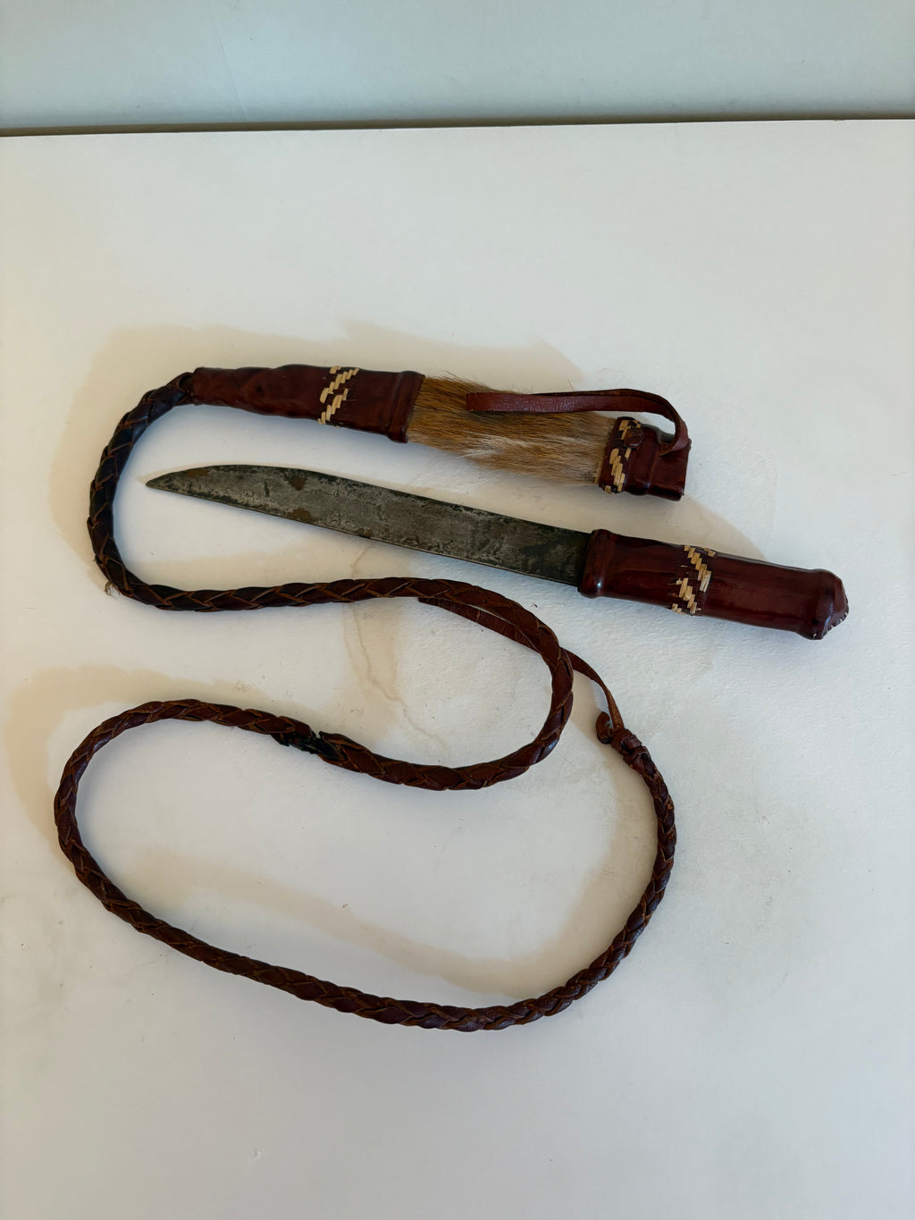 Antik Afrikansk piska med kniv i slida.