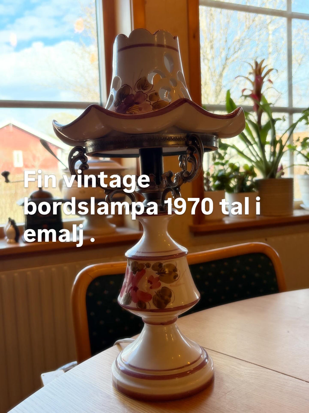 Kul och annorlunda vintage bordslampa i emalj 1970 tal.