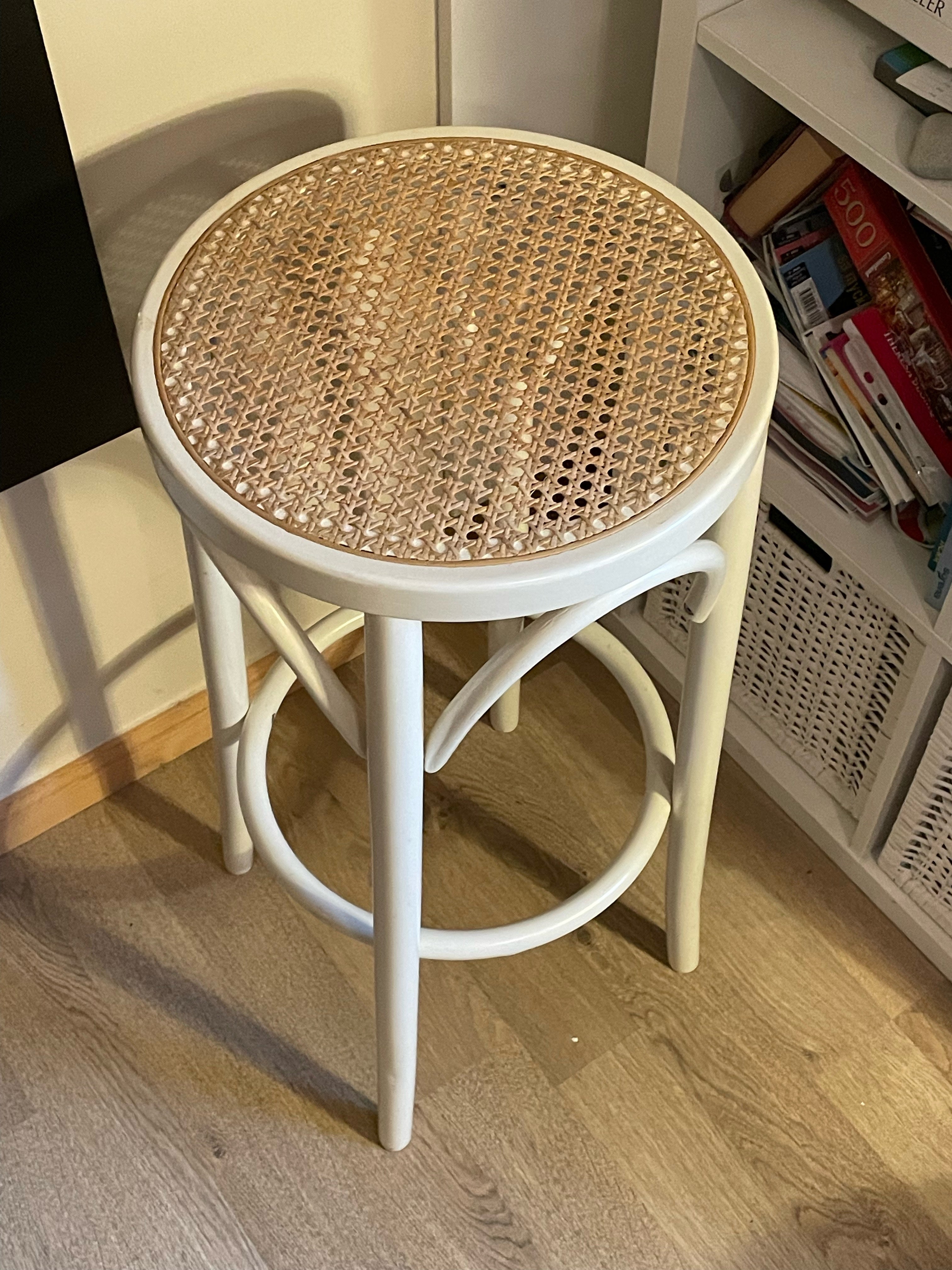 Vacker hög pall med flätad sits i nyskick.