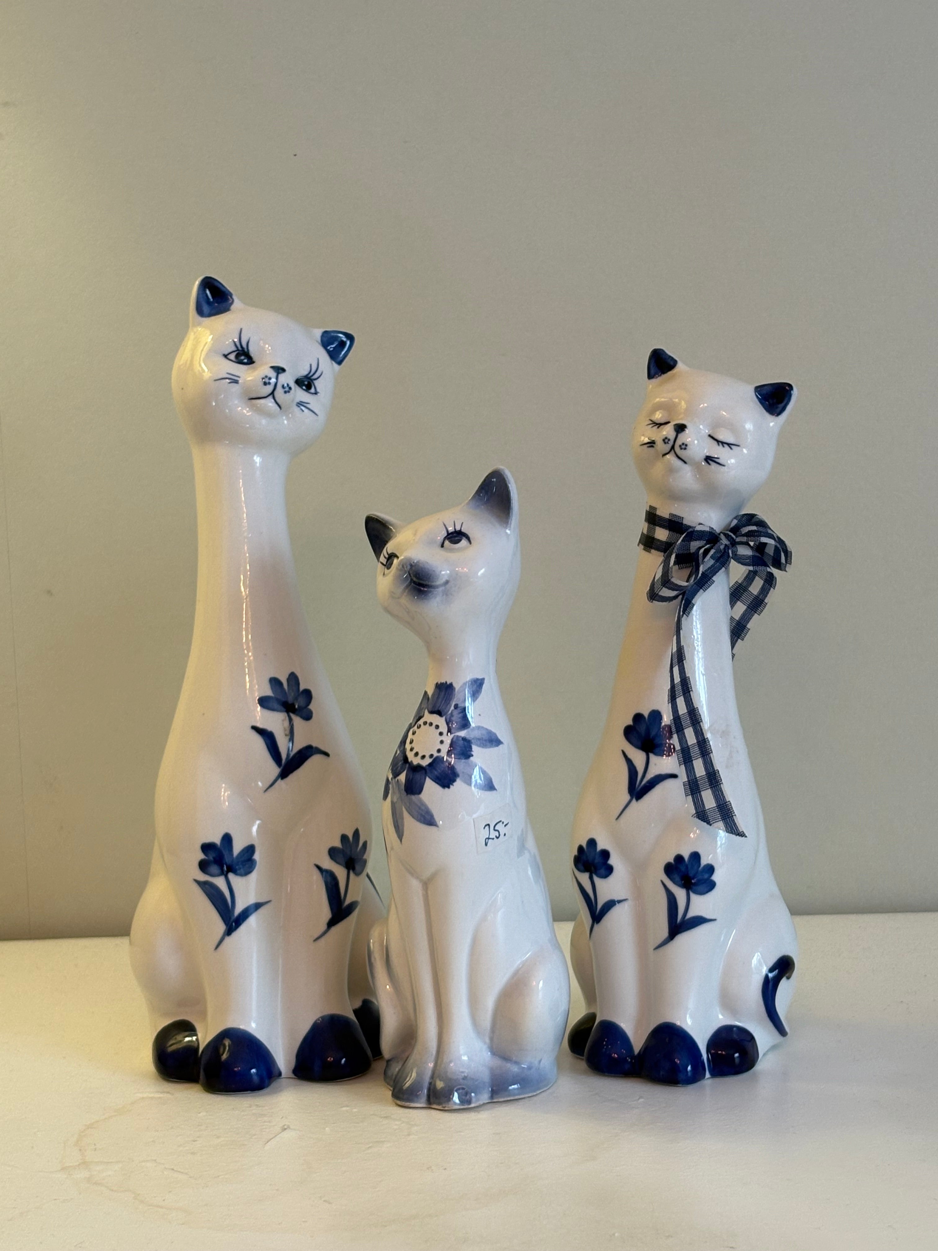Katter och hundar i porslin.