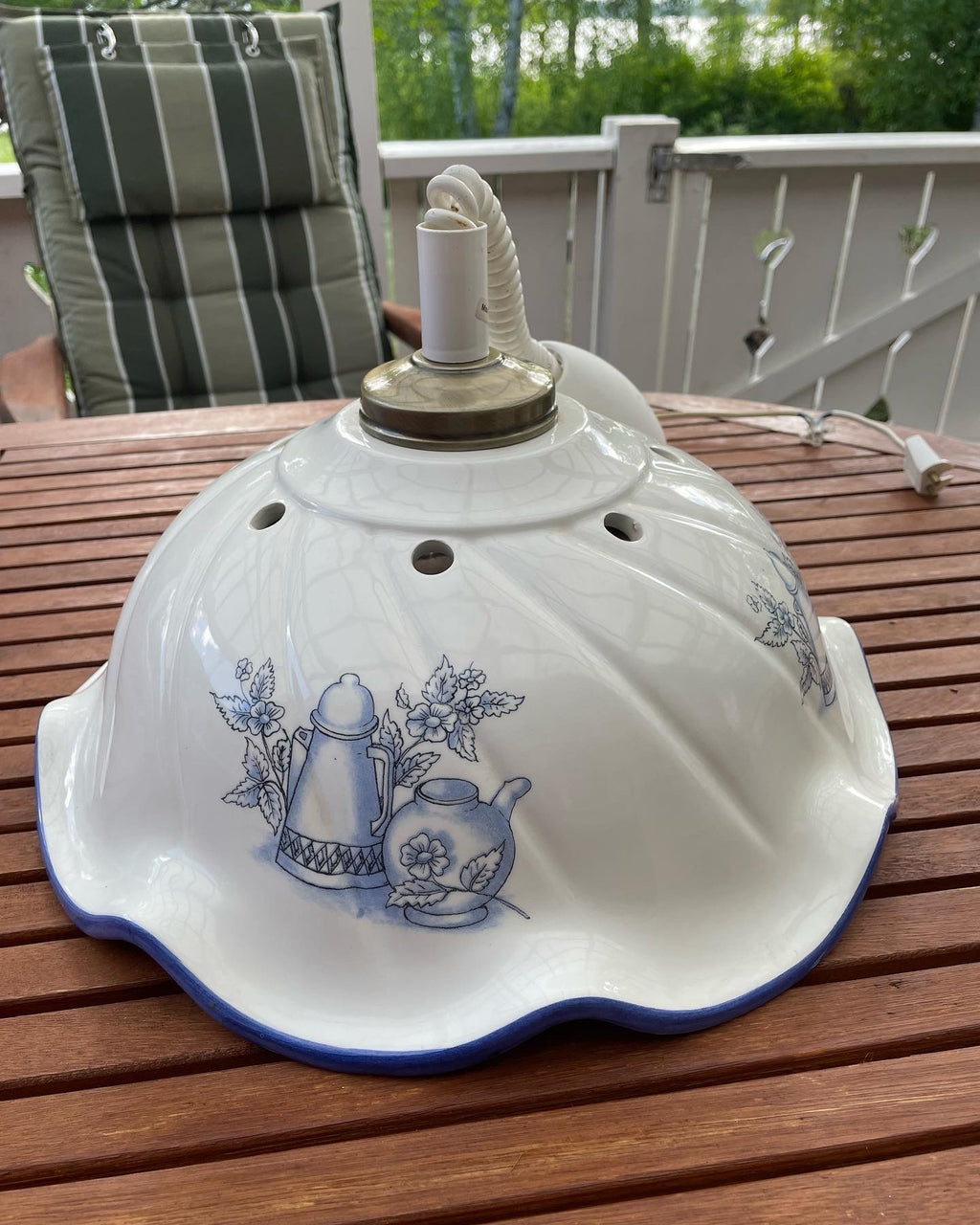 Vacker retro taklampa i porslin fint dekorerad.