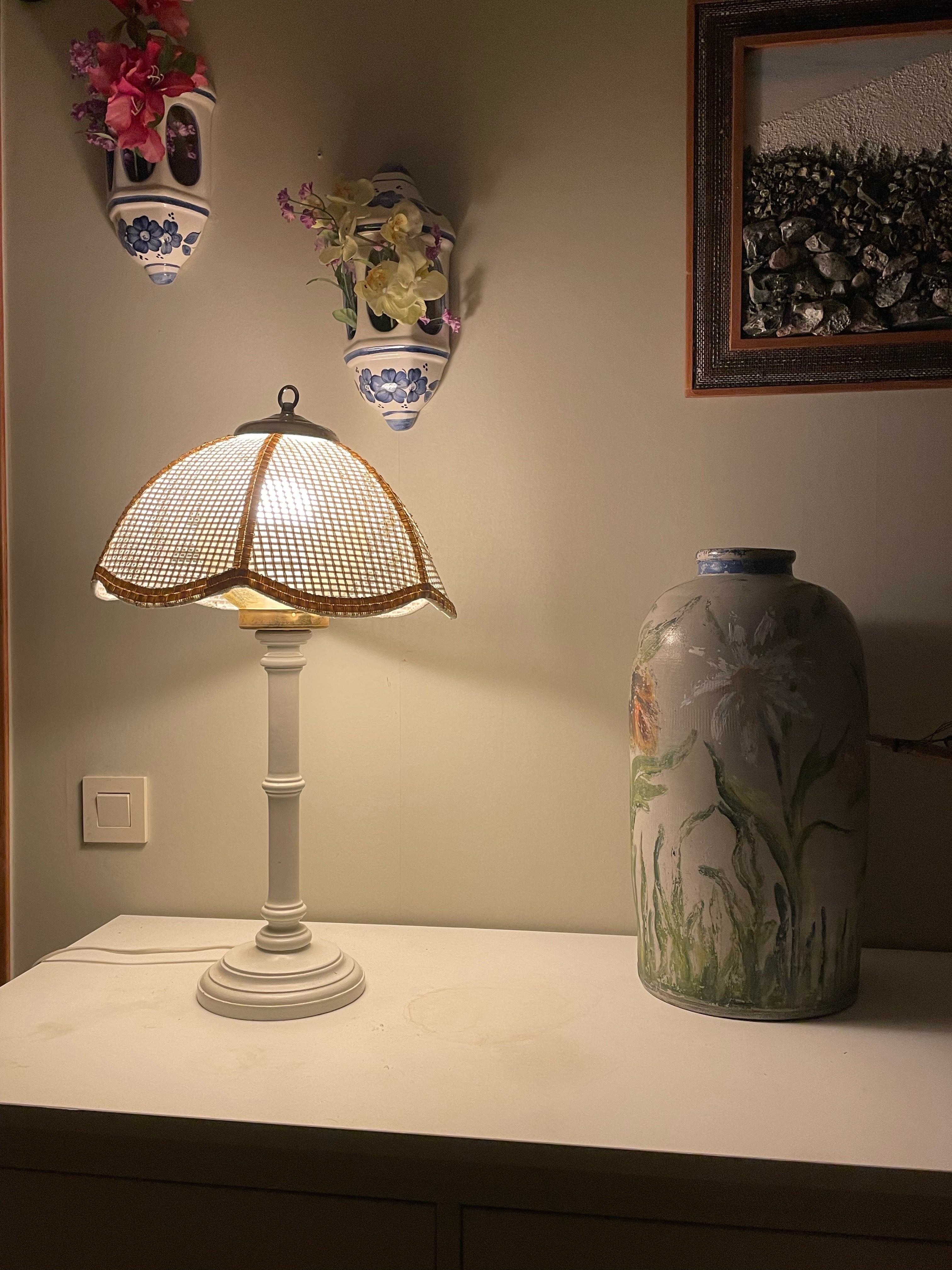 Vacker vintage bordslampa med ett lantligt mysigt utseende.