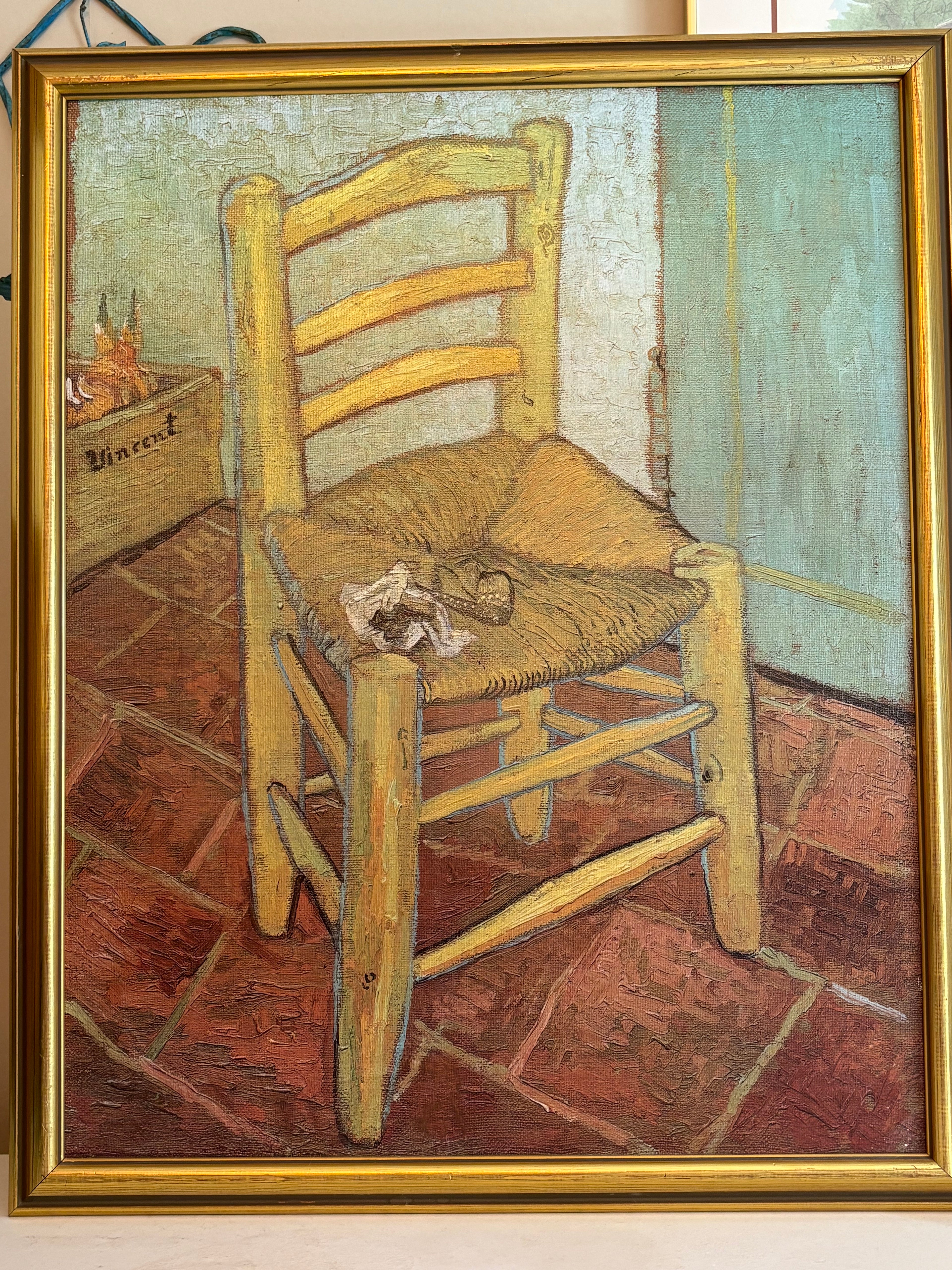 Vacker reproduktion utav Vincent van Goghs målning van Gogh”s stol målad 1888. Målad i olja på duk.