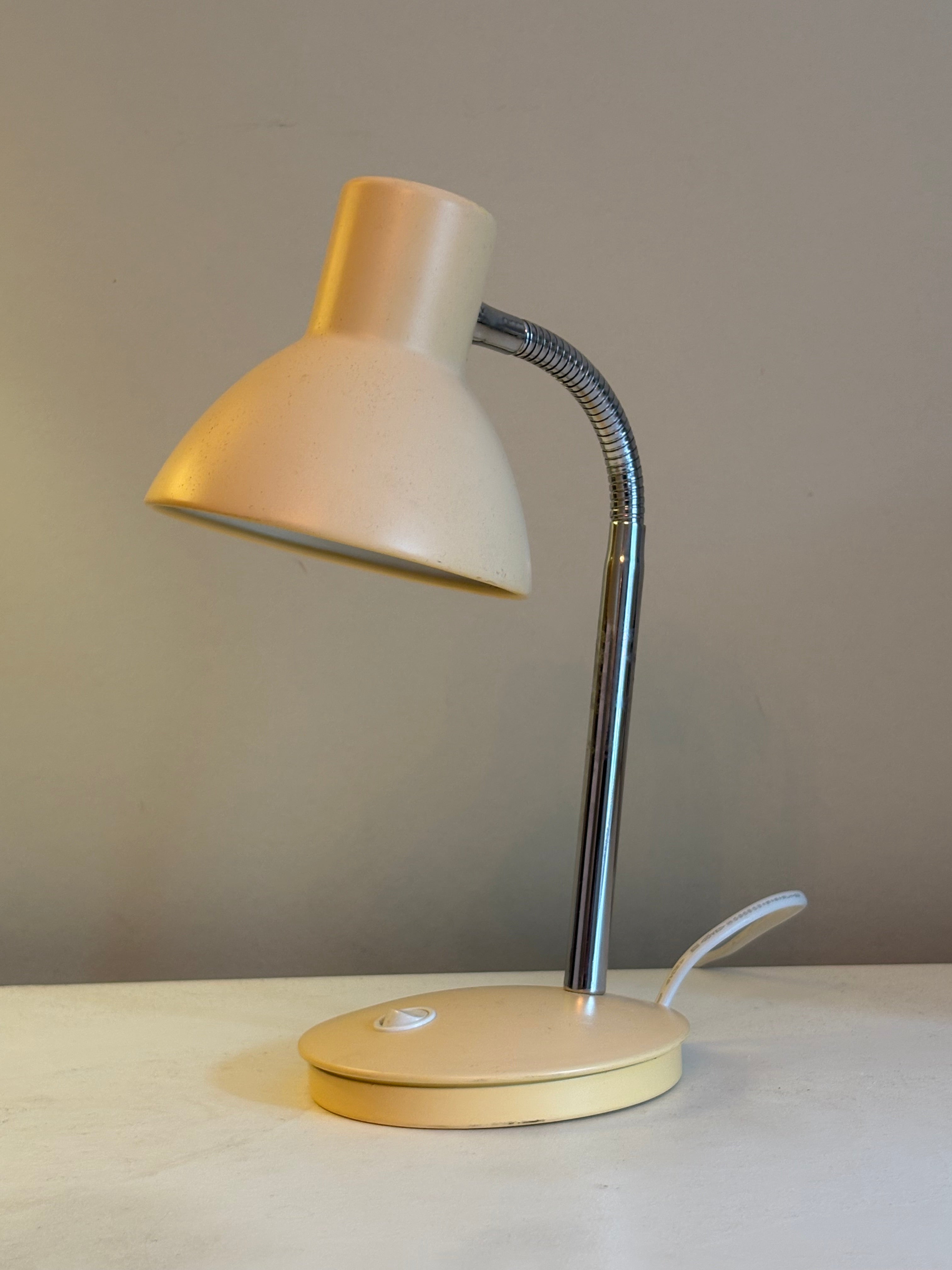 Vintage skrivbordslampa 1960 tal i fint skick.