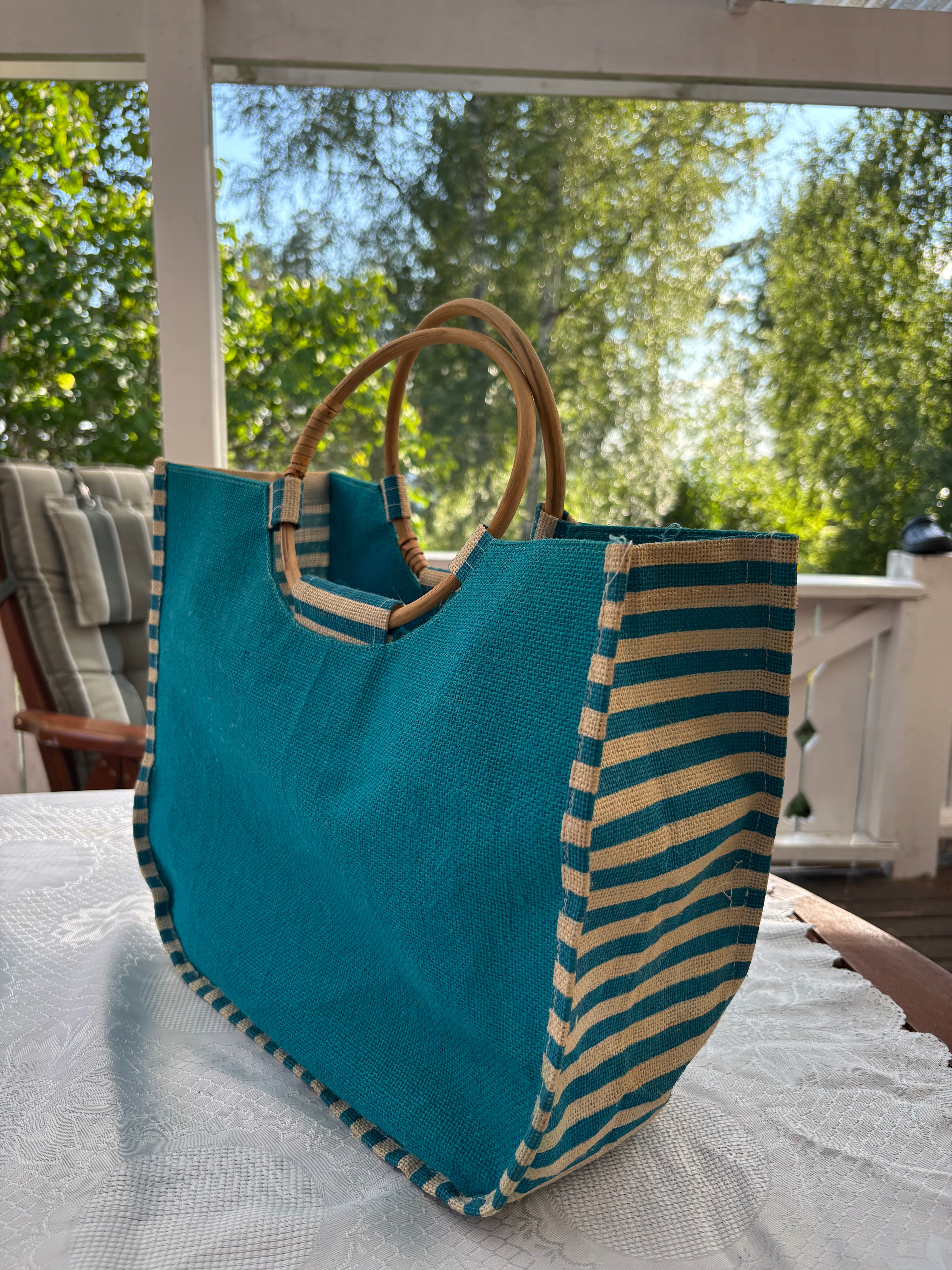 Vacker vintage sommar / strandväska med handtag i rotting i nyskick , 1950/60 tal.