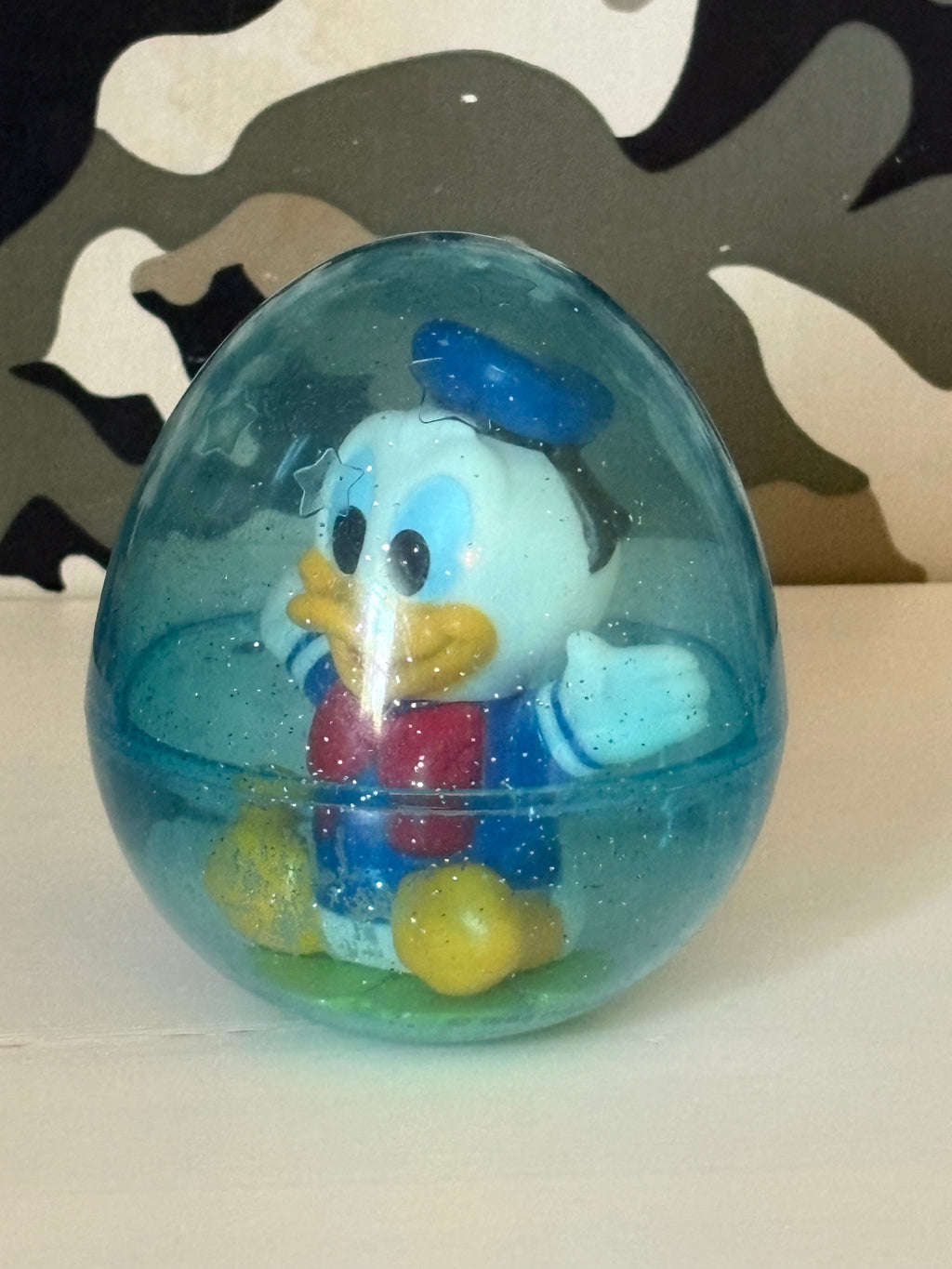 Vintage Kalle Anka i plastbubbla med stansade stjärnor i plasten 1960/70 tal.