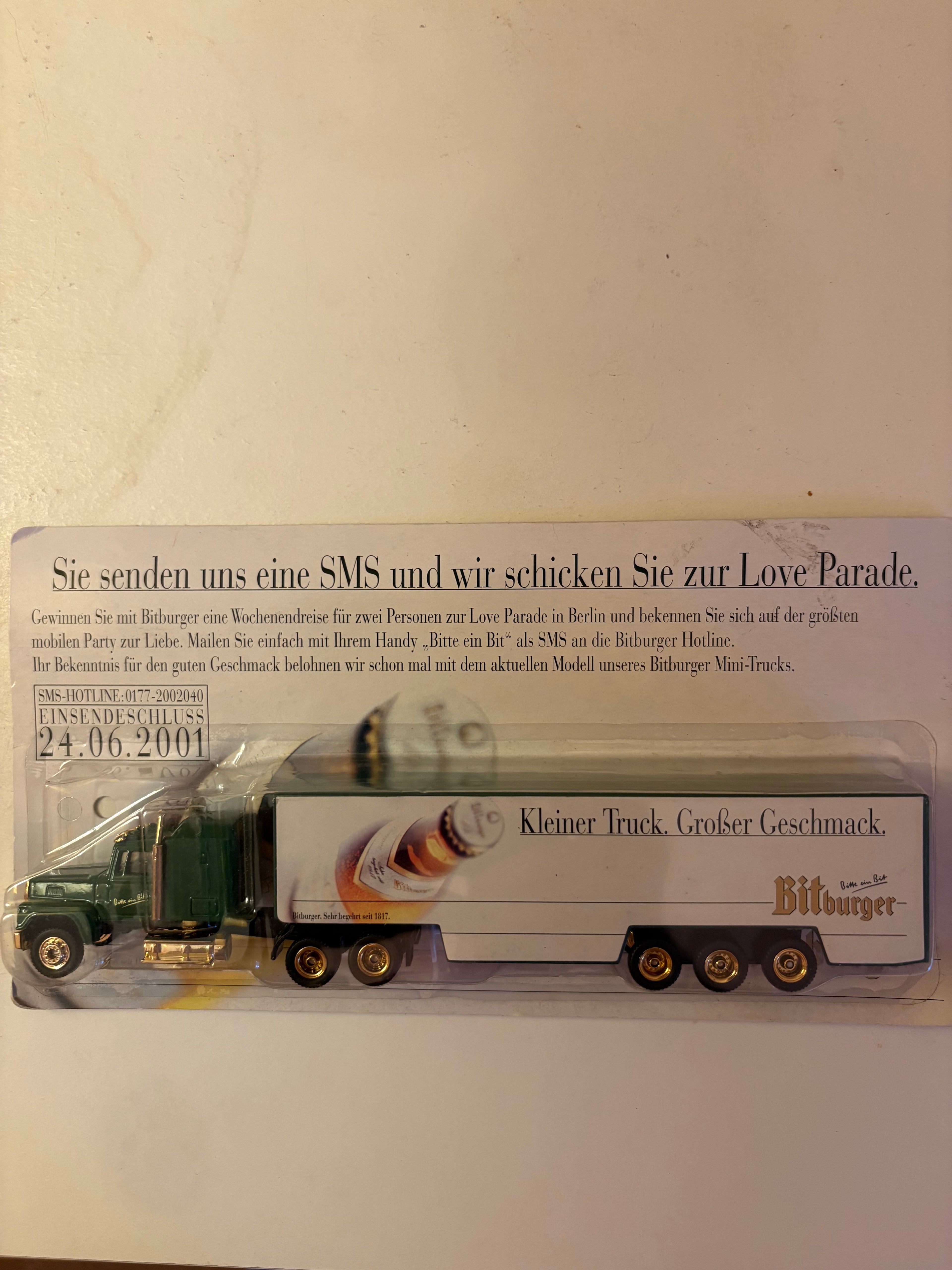 Öl lastbil, leksakslastbil Kleiner Truck Grofser Geschmack ” Bitburger” i förpackning.