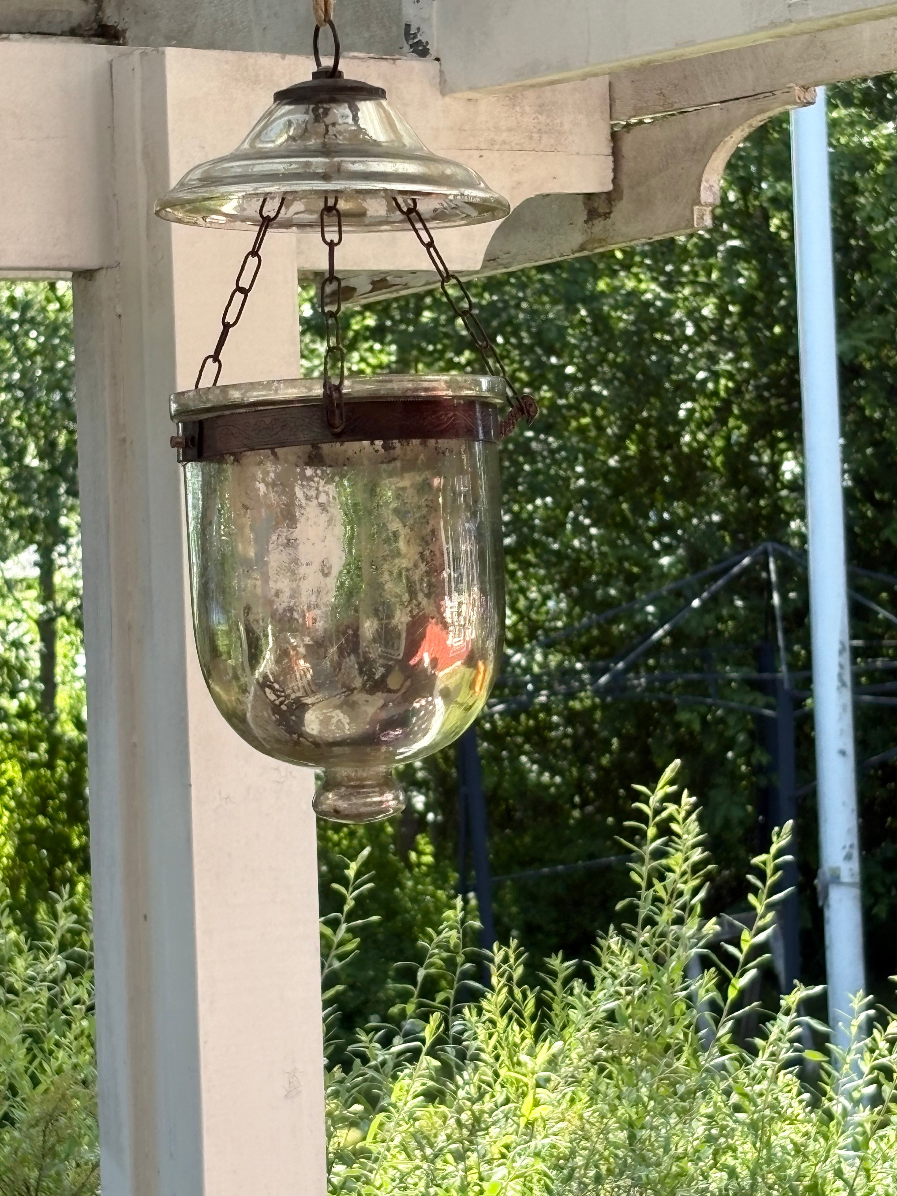 Antik glass bell jar lykta i bra skick med charmig patina.