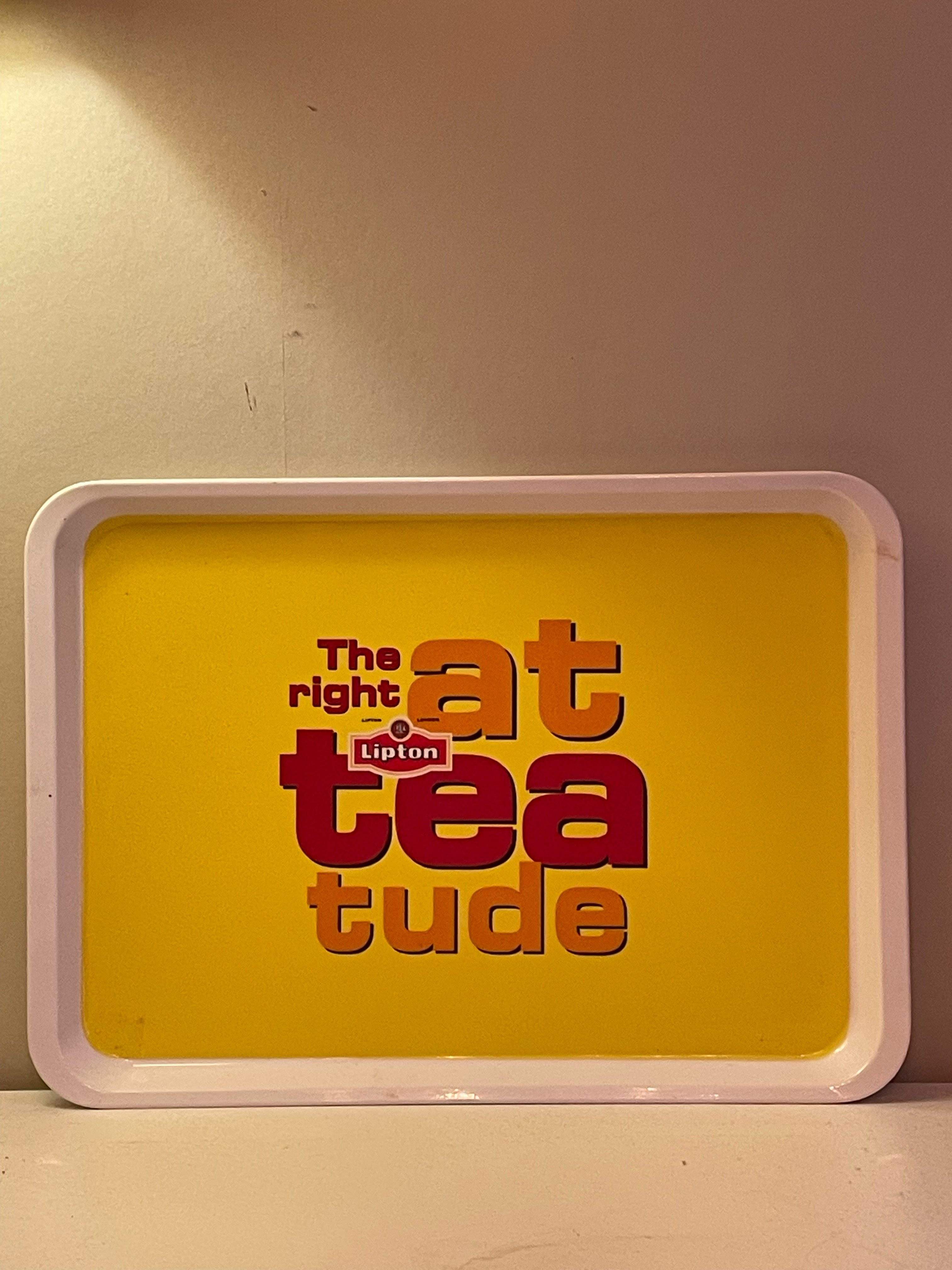 Snygg te bricka i plast från Lipton Tea i nyskick.