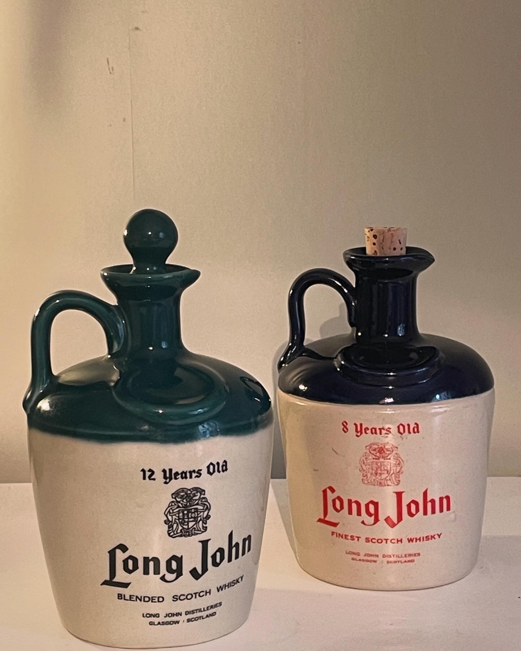Två st vintage Whiskey keramik krus från Long John. Röd 8 år, grön 12 år gammal i mycket fint skick.
