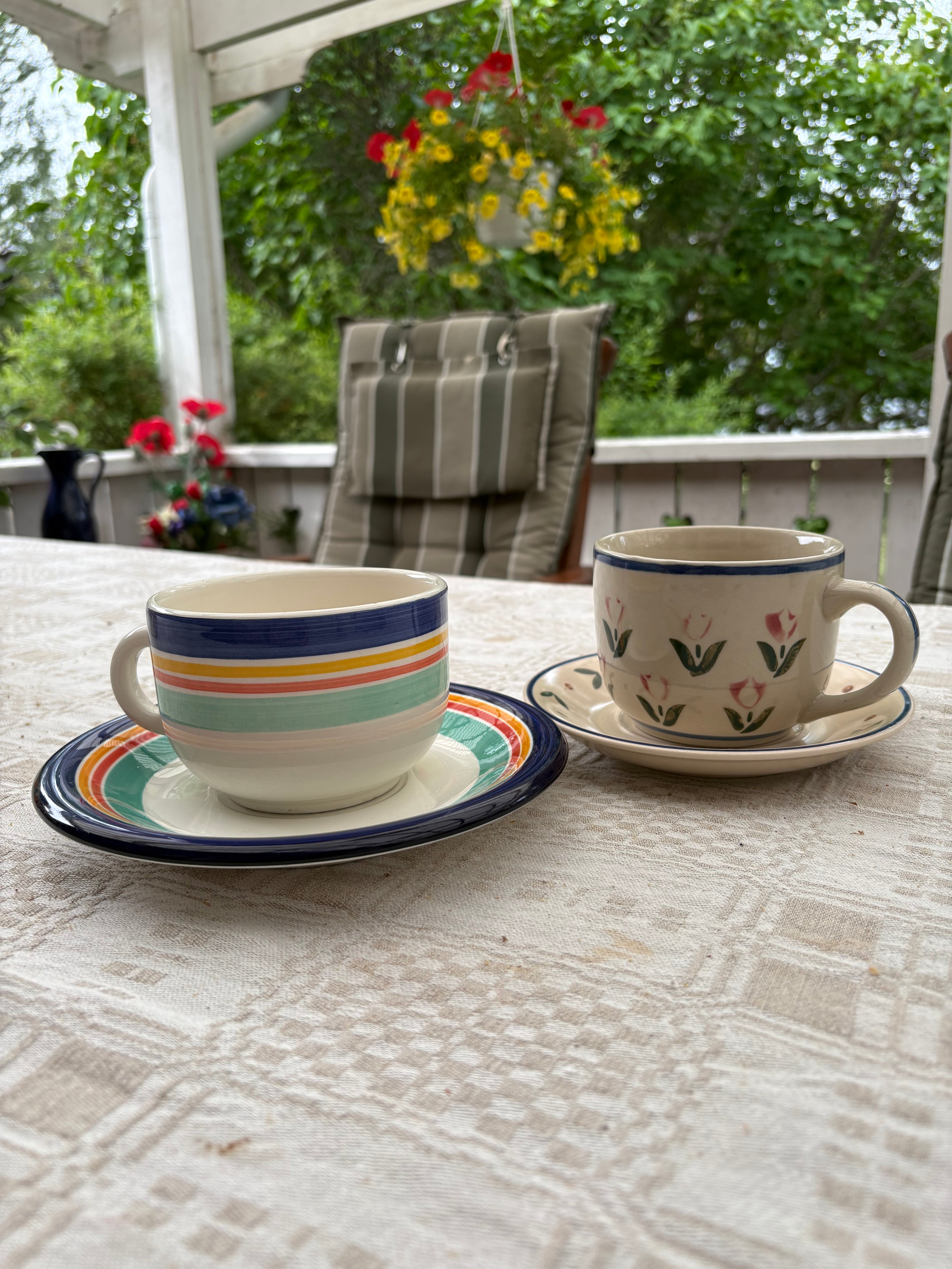Två st vackra kaffe alt te muggar med fat. Det främre är ” Sienna” / Italy.