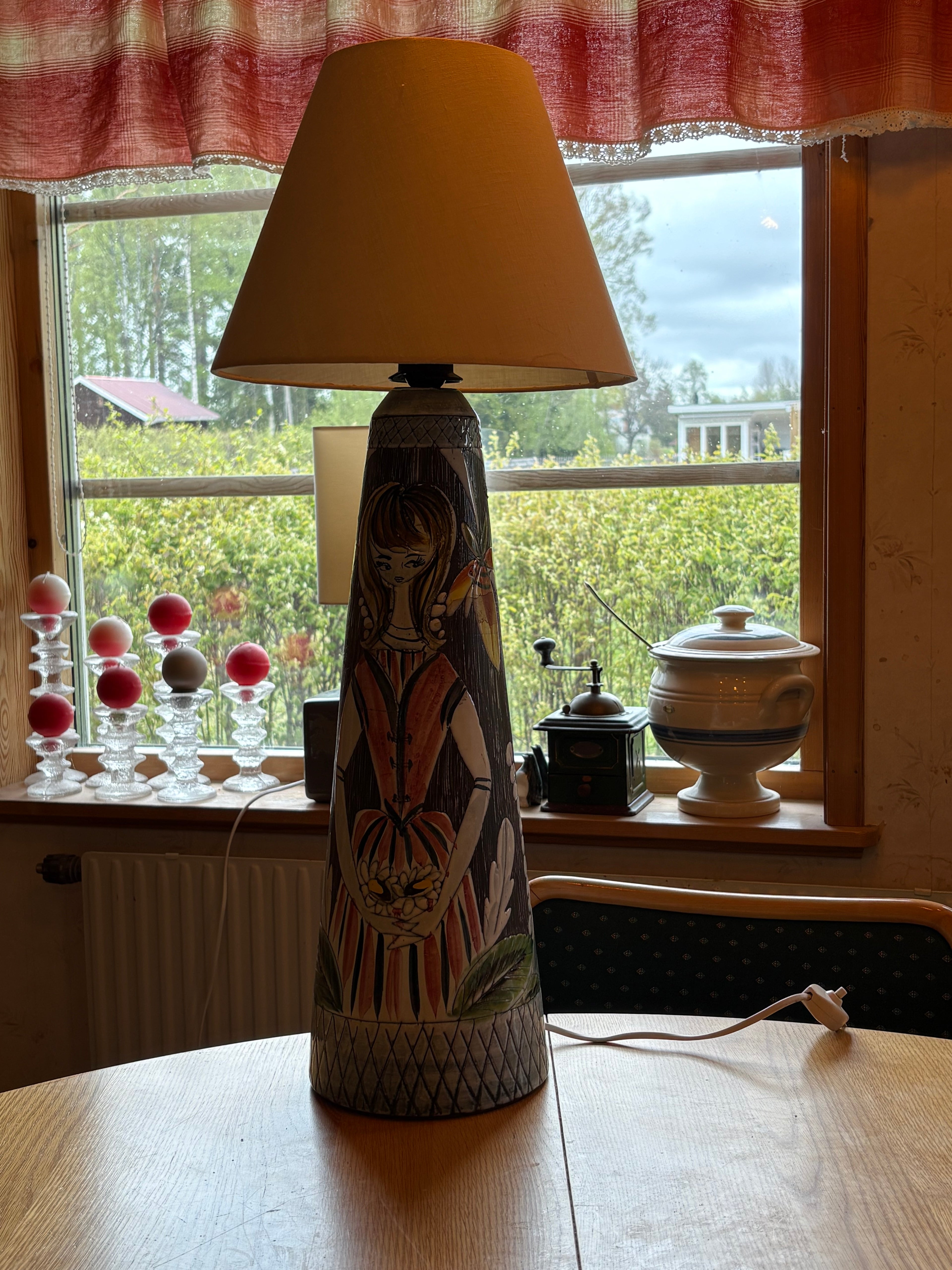 Stor vacker bordslampa 1950 tal, ca 60 cm hög. Signatur Sj.