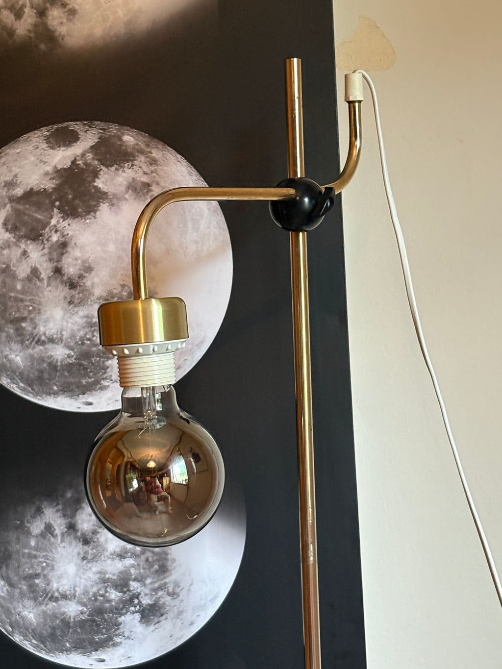 Vintage golvlampa i mässing 1960 tal i fint skick.