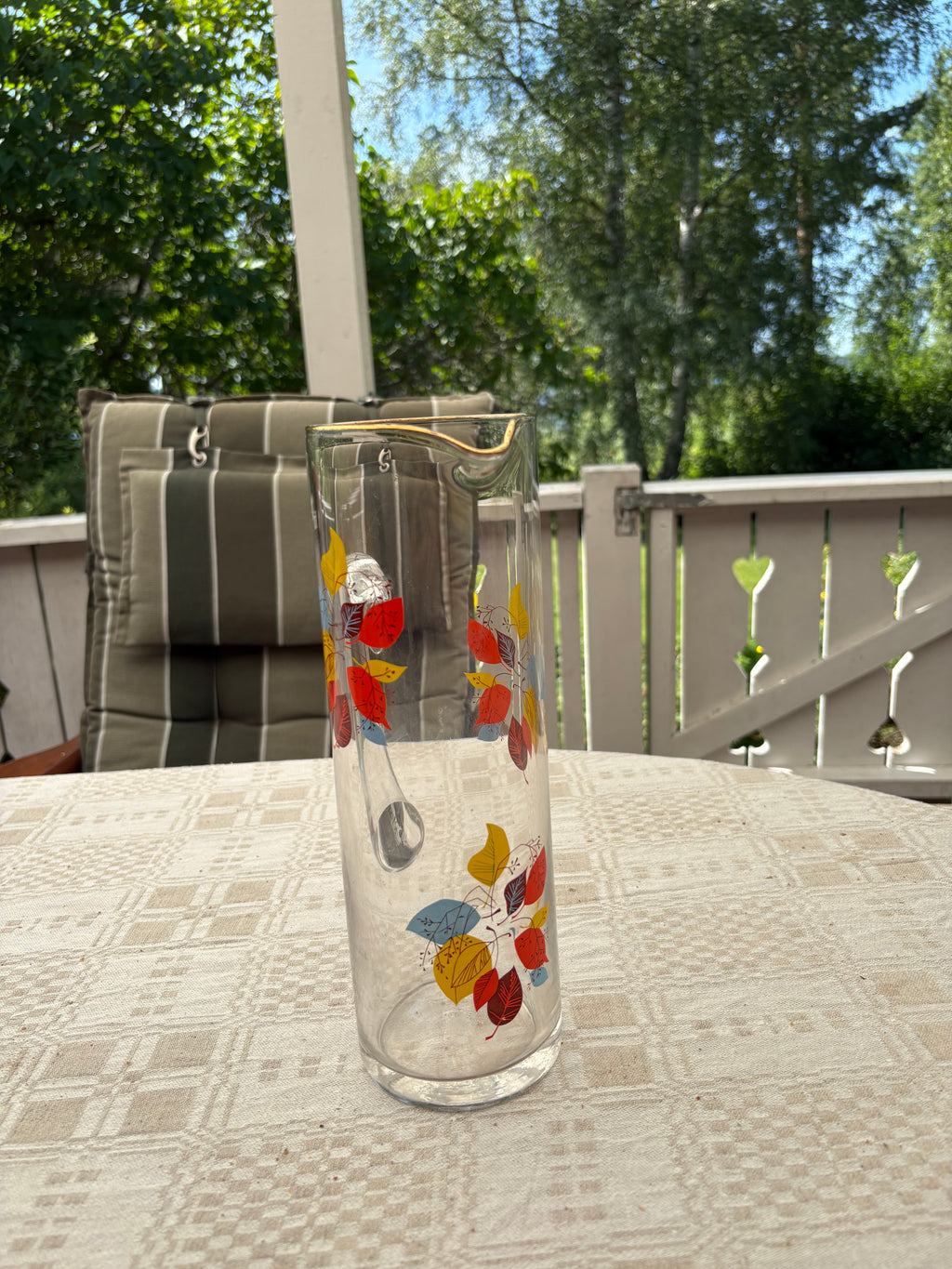 Hög smal tillbringare i glas 1950 tal vackert dekorerad.