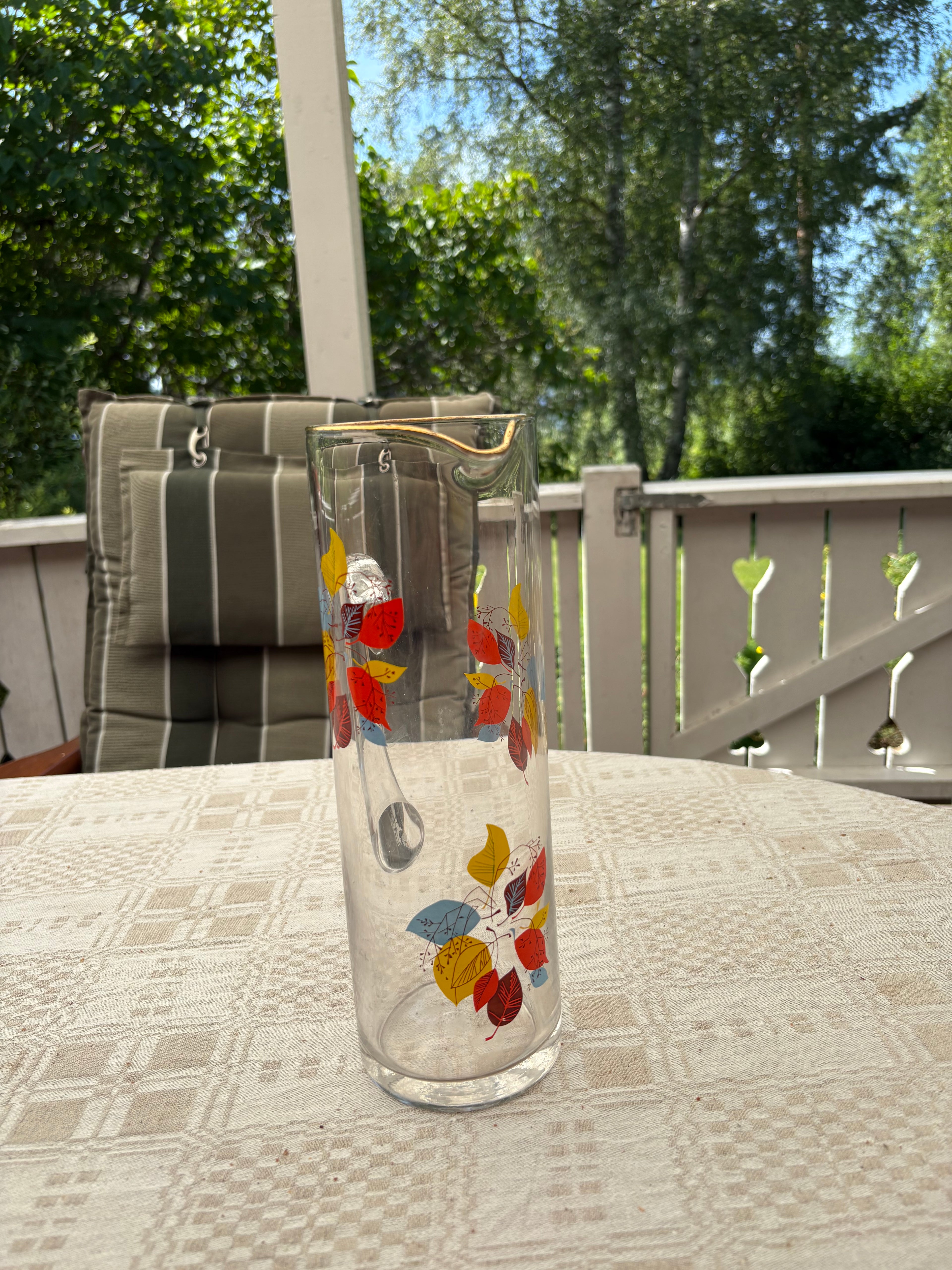 Hög smal tillbringare i glas 1950 tal vackert dekorerad.