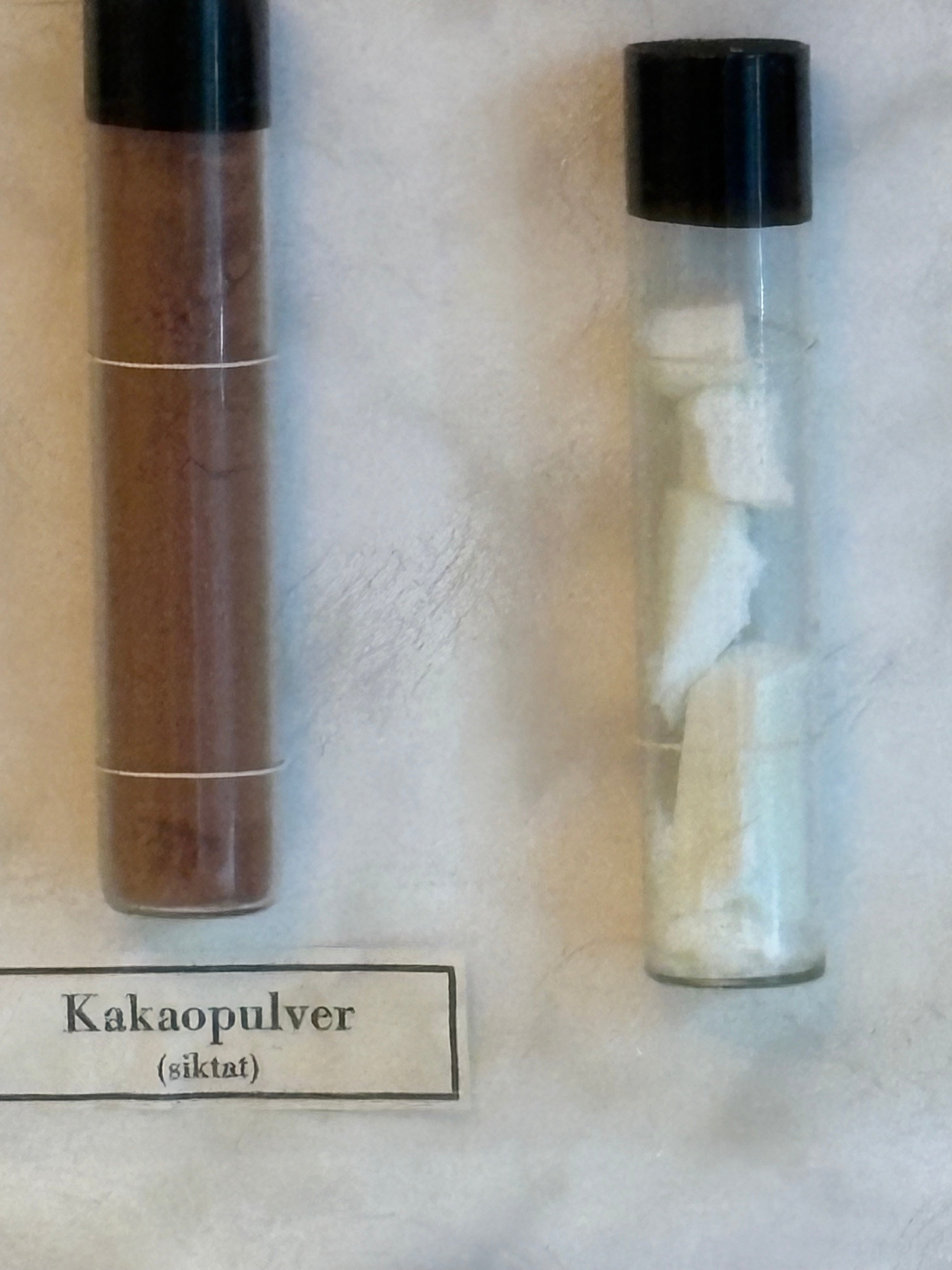 Vacker provtavla med chokladhistoria och diverse chokladprover i fint skick.