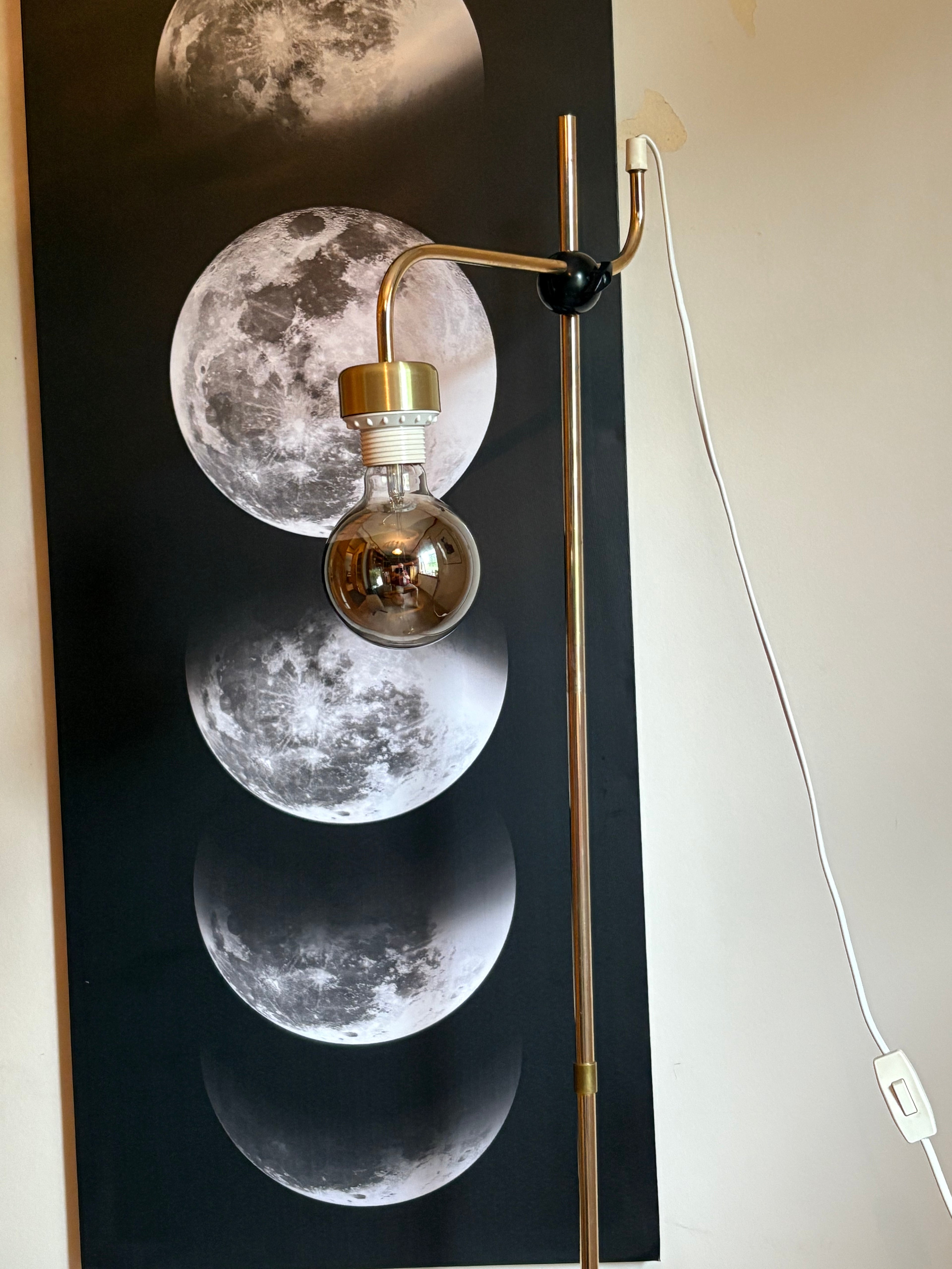 Vintage golvlampa i mässing 1960 tal i fint skick.