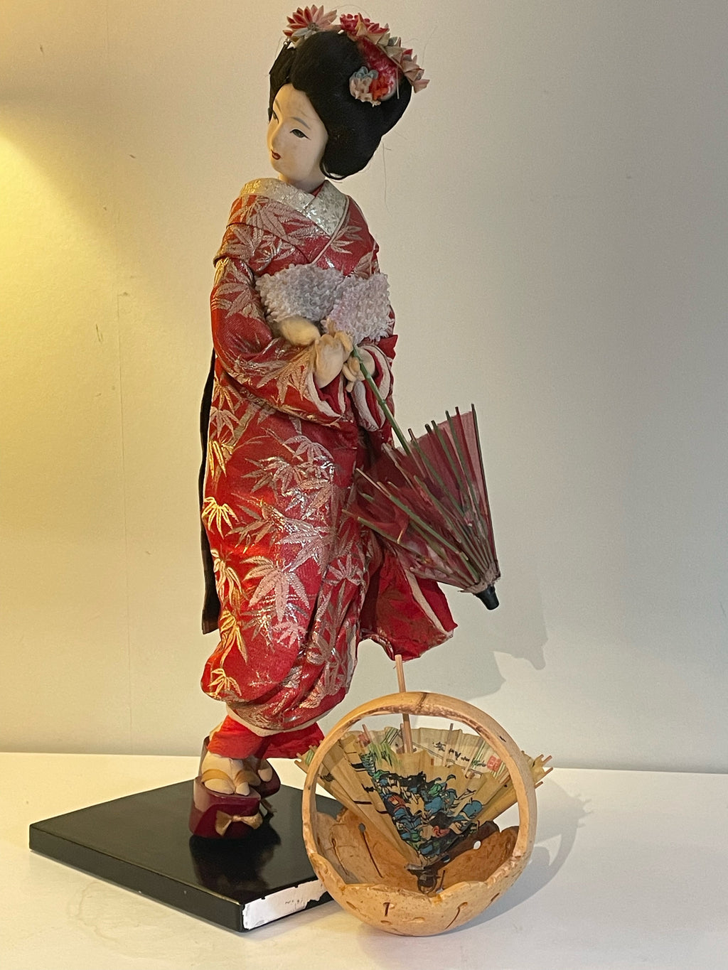 Vacker Geisha med autentisk kulturell kimono med medföljande vagn i mässing.