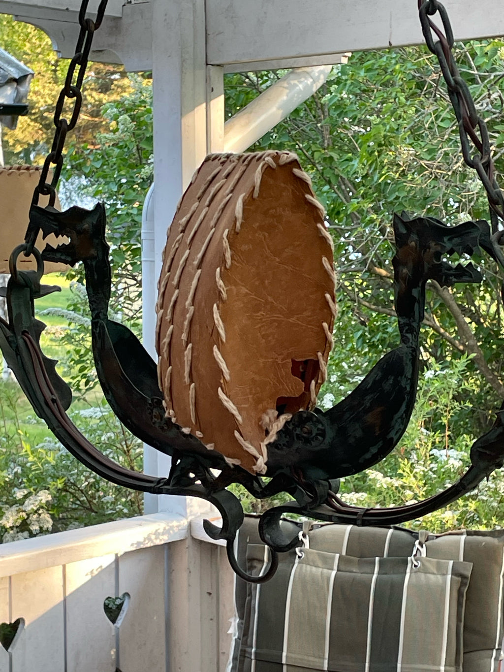 Stor antik taklampa tidigt 1900 tal, i form utav ett drakskepp. En lampa med 4 st ljuspunkter och en diameter på 80 cm.