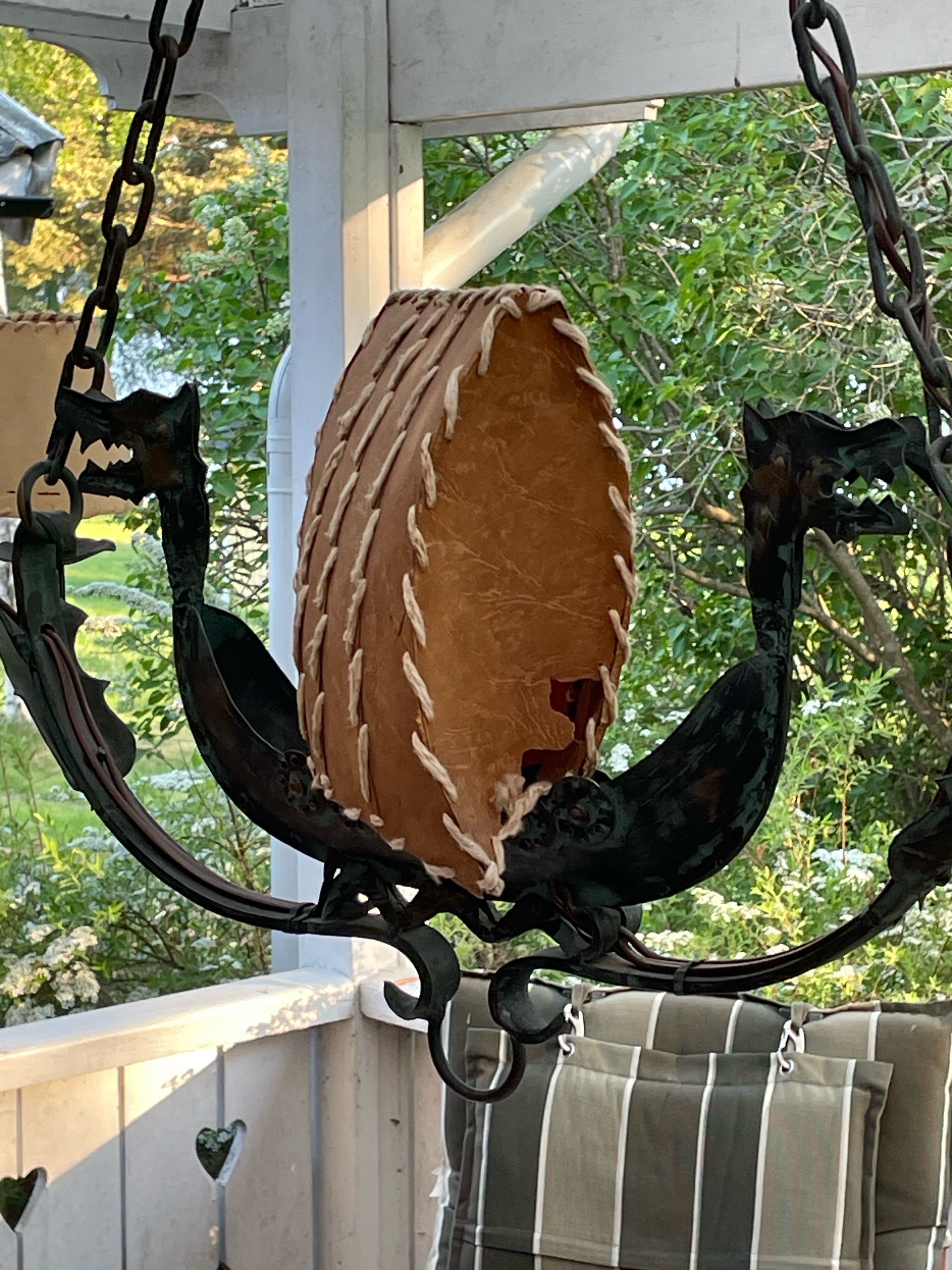 Stor antik taklampa tidigt 1900 tal, i form utav ett drakskepp. En lampa med 4 st ljuspunkter och en diameter på 80 cm.