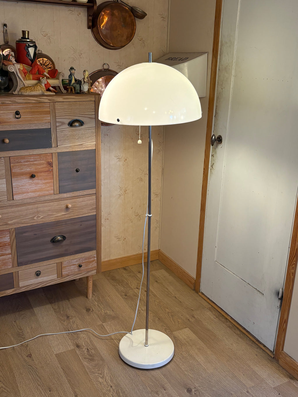 Snygga fina vintage golvlampan från Fagerhults 1960 tal med den vita plast kupolen.