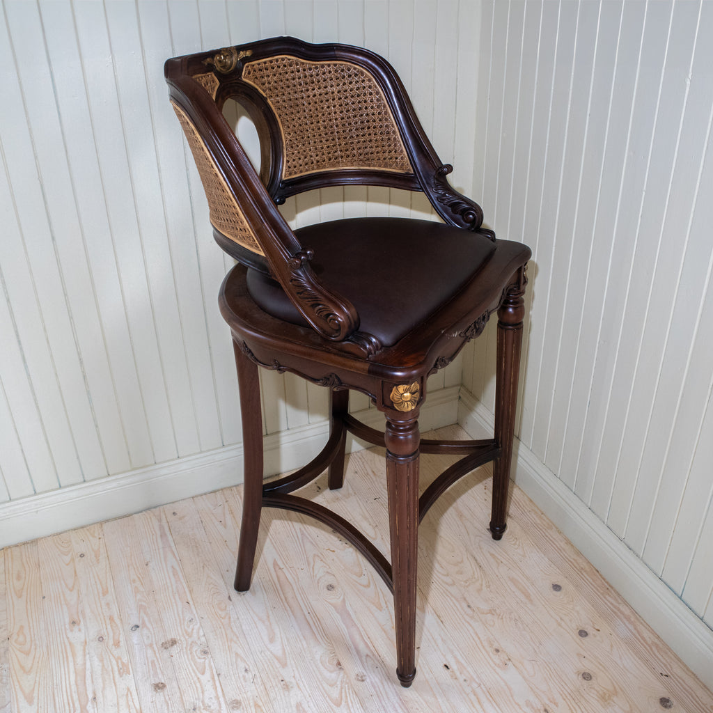 Vacker nyproducerad antik barstol i extravagant design.