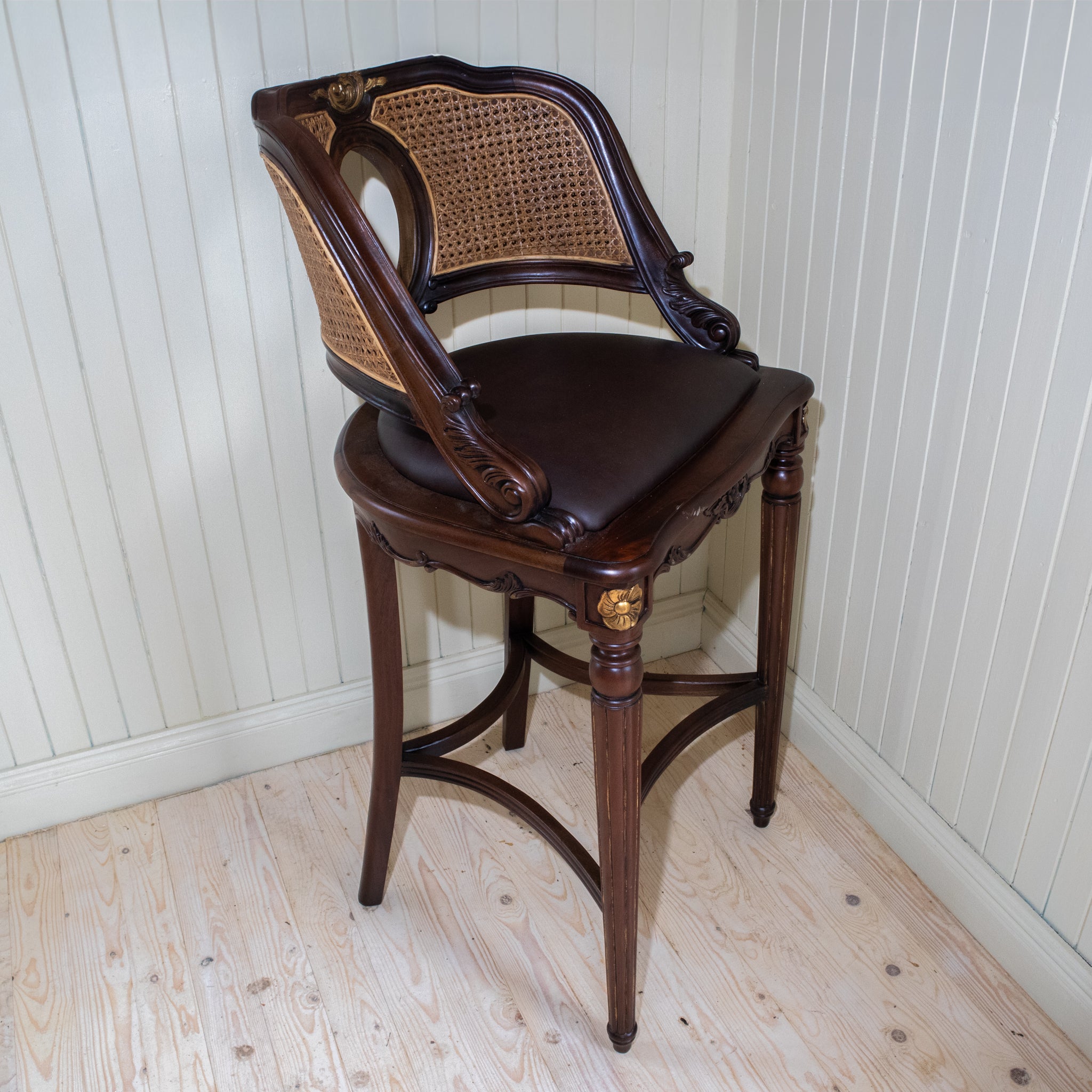 Vacker nyproducerad antik barstol i extravagant design.