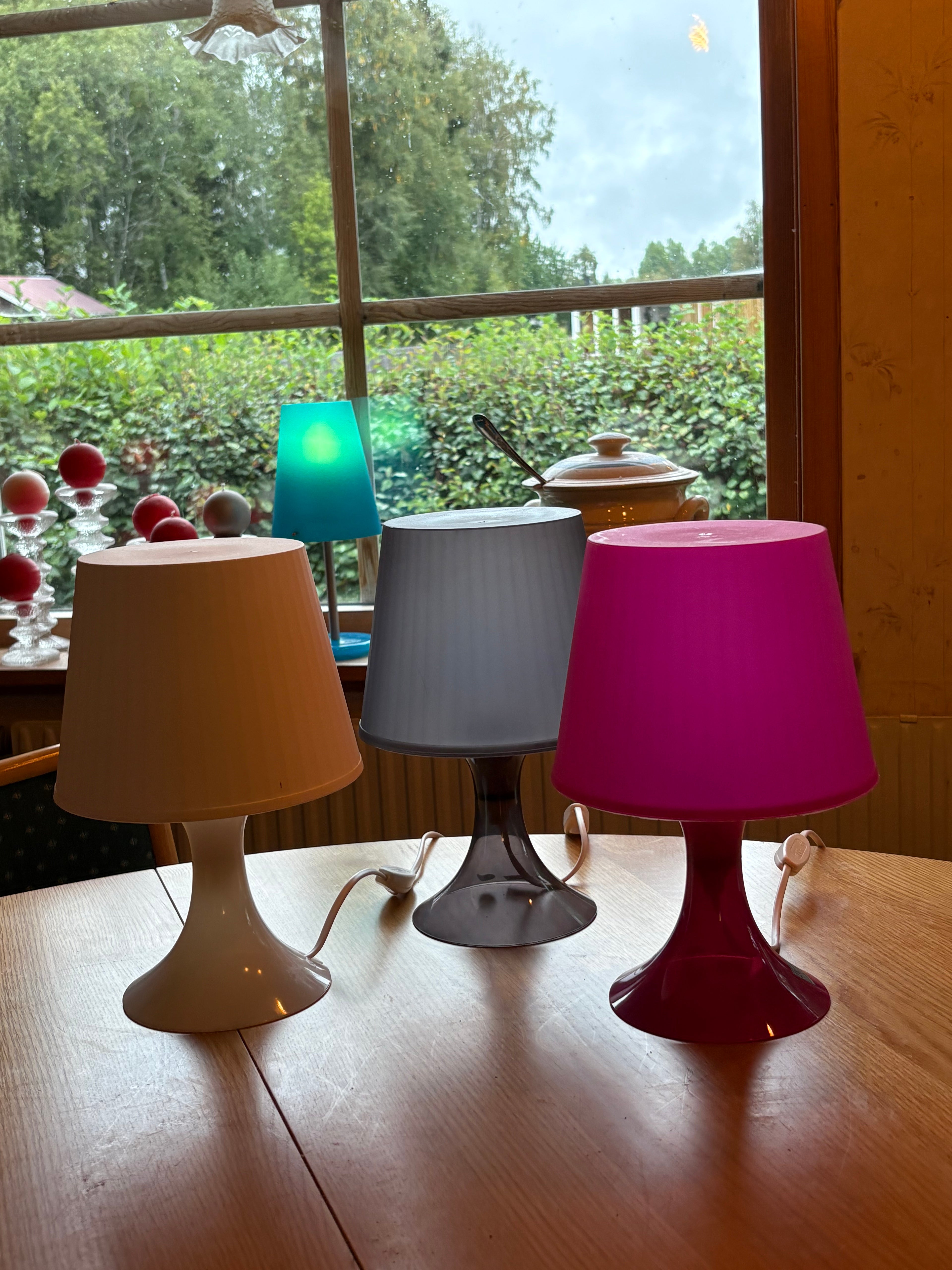 Fyra st retro bordslampor i plast från Ikea , idag redan klassiker.