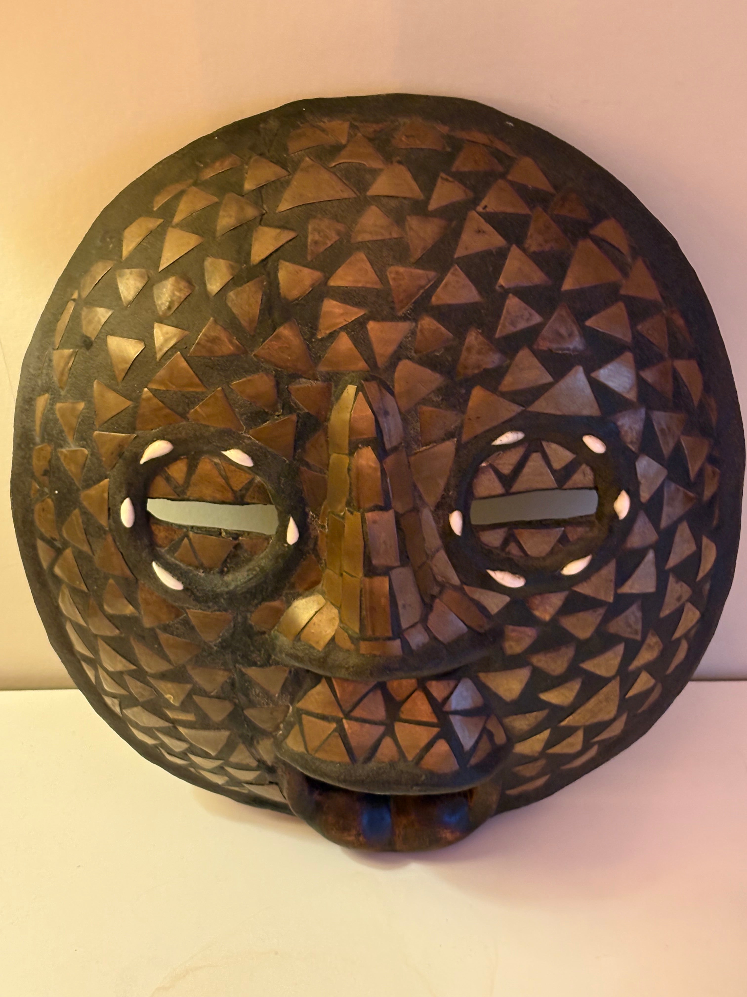 Vacker antik ansiktsmask i trä från Ghana i mycket fint skick.