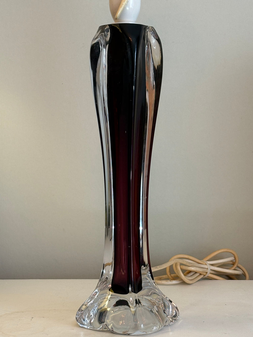 Vacker vintage bordslampa i glas 1950/60 tal, ca 45 cm hög. Fin med skärm eller som här med stor rökfärgad ledlampa.