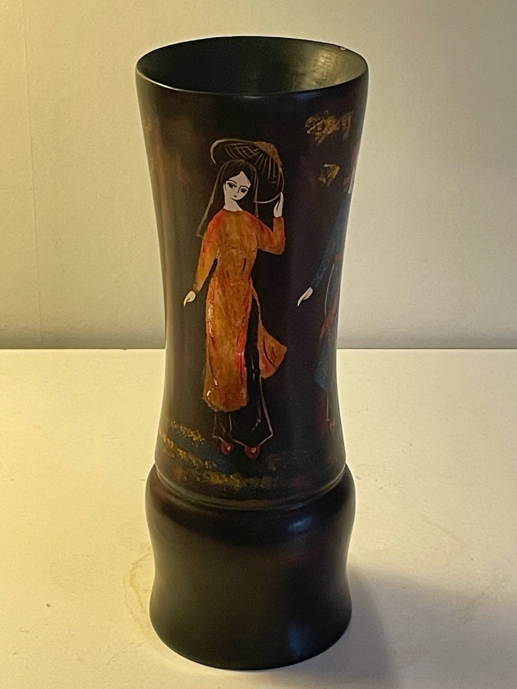 Vacker antik vas i trä från Japan.