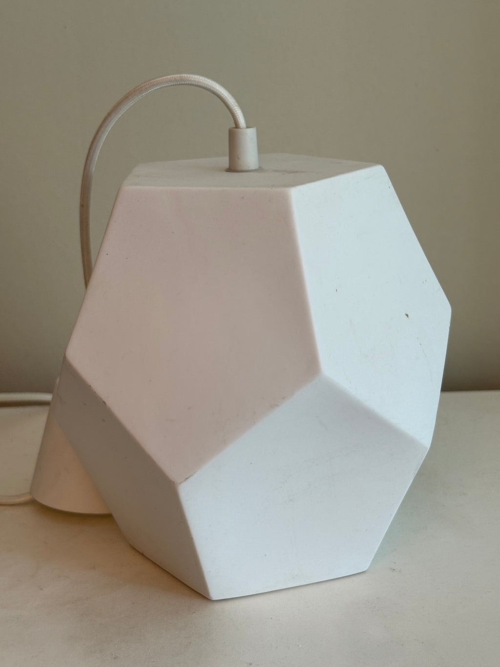 Skulptural , geometrisk pendellampa tidigt 1970 tal. Modernistisk Space Age inspirerad belysning.