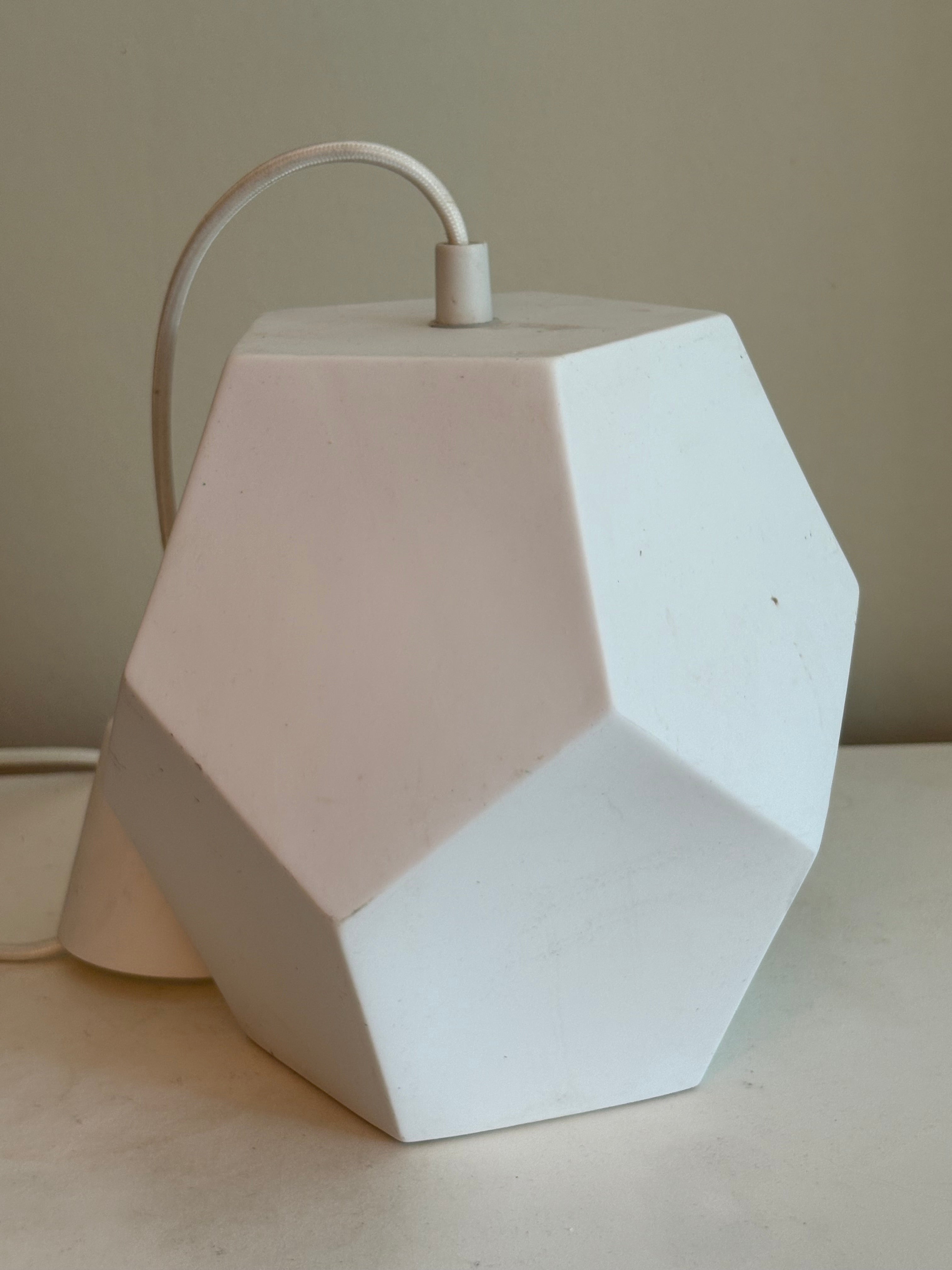 Skulptural , geometrisk pendellampa tidigt 1970 tal. Modernistisk Space Age inspirerad belysning.