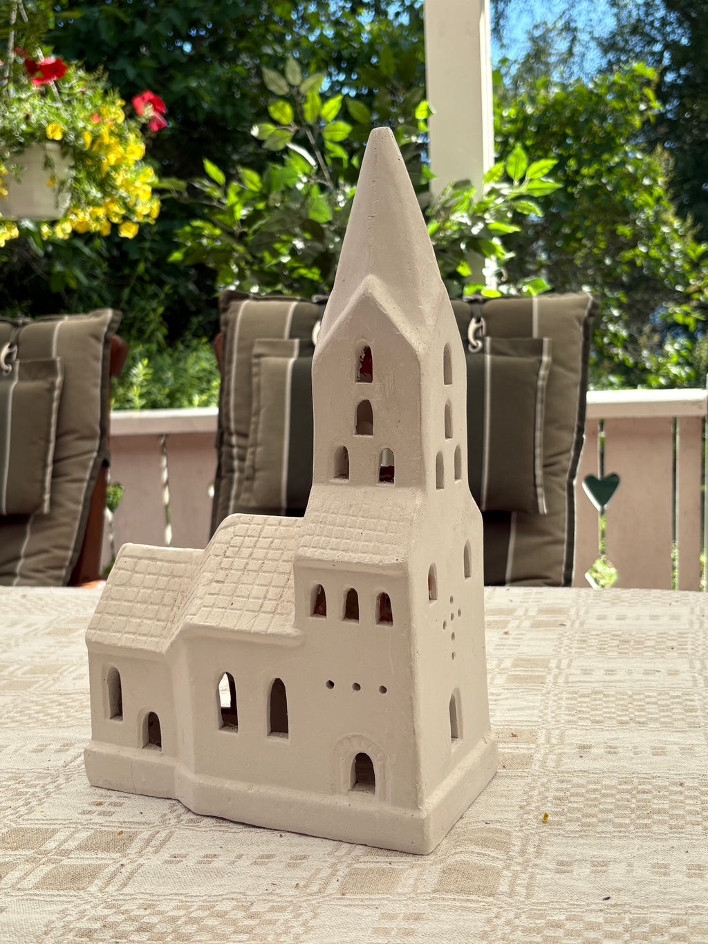 Vacker retro kyrka i gips i fint skick.