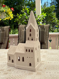 Vacker retro kyrka i gips i fint skick.