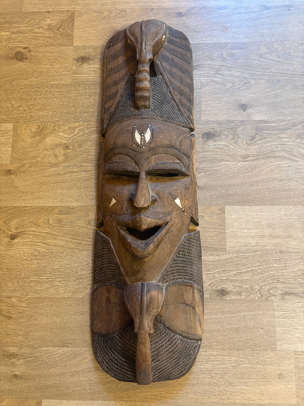Autentisk trä ansiktsmask med tydlig centralafrikansk / Kongolesisk stil. Songye Kifwebe alt Luba inköpt i Kongo.