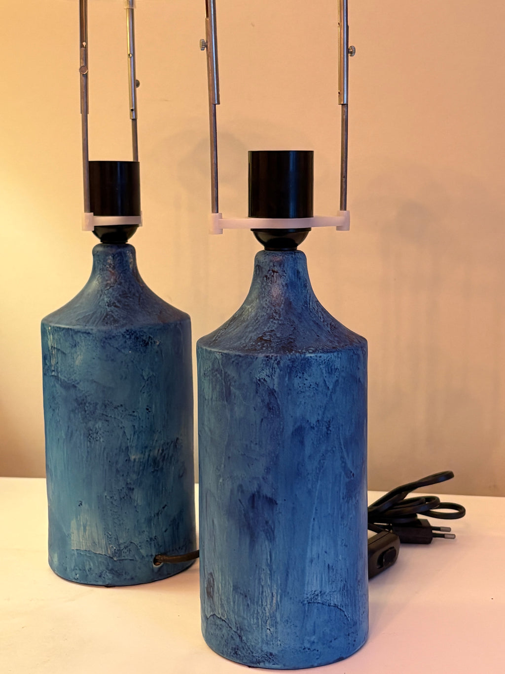 Två st vackra bordslampor i keramik från Skagen pottery / Danmark i nyskick.