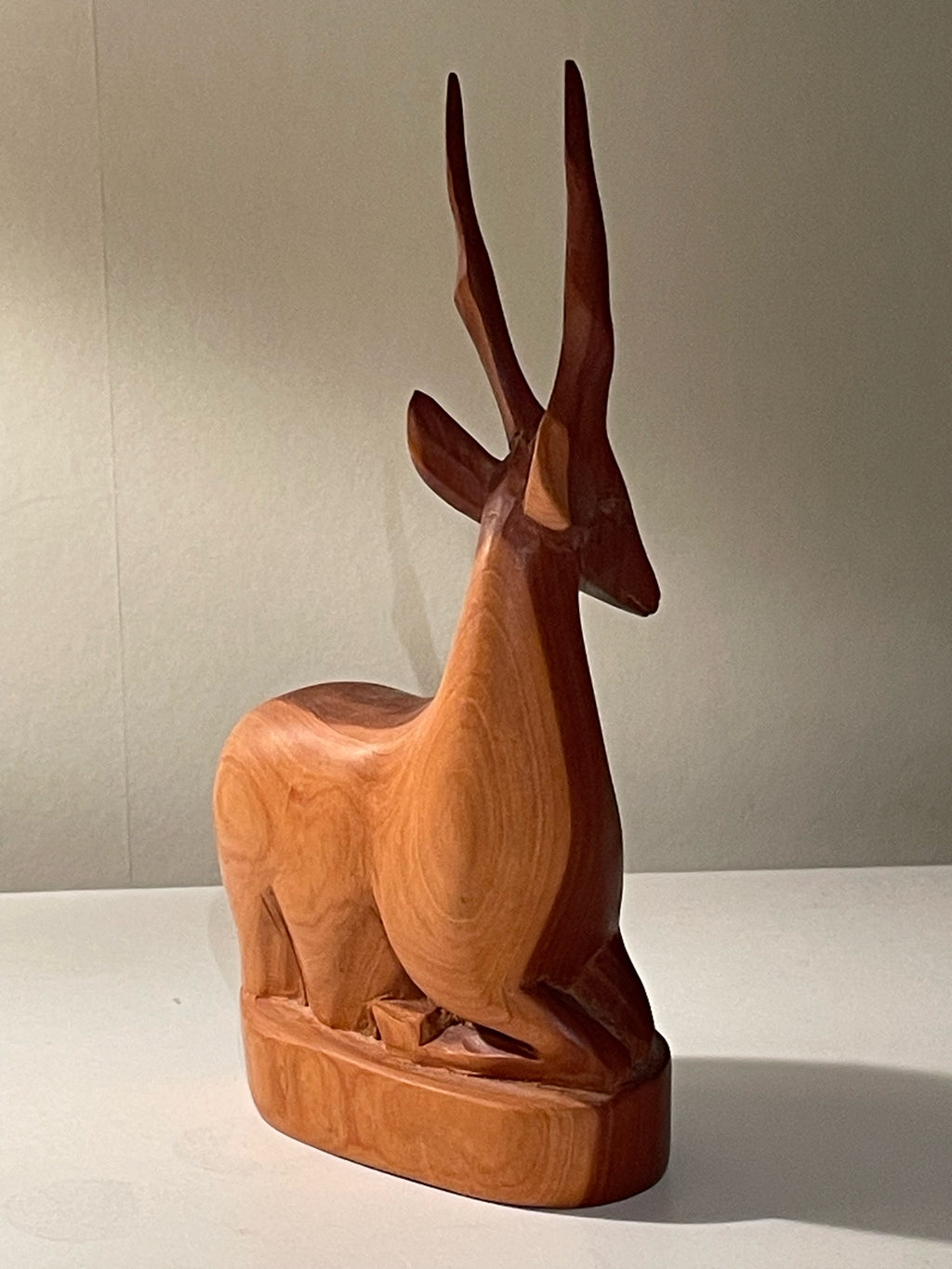 Vintage antilop / hjort figurin i ädelträ i nyskick.